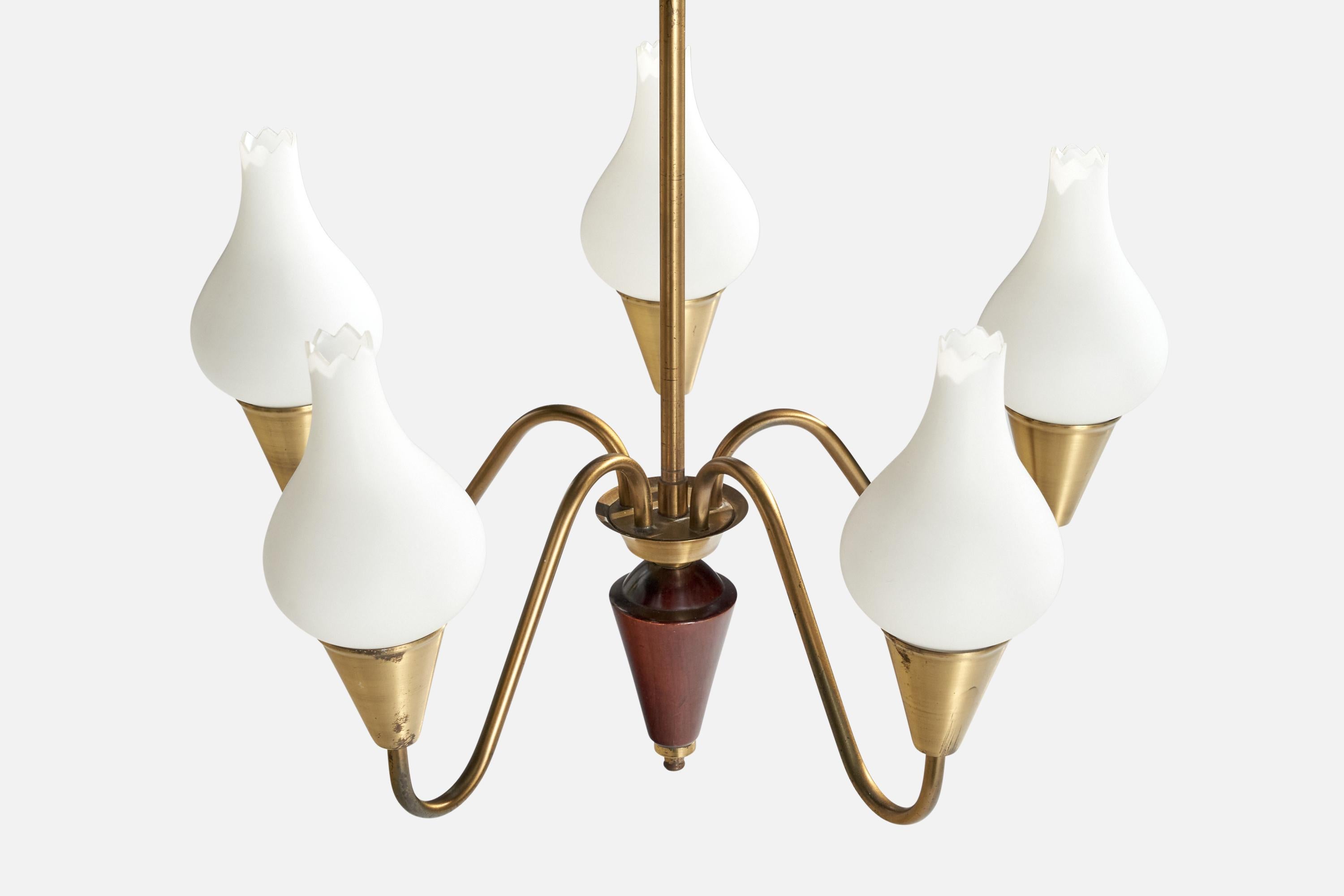Designer suédois, lustre, laiton, bois, verre, Suède, années 1950 Bon état - En vente à High Point, NC