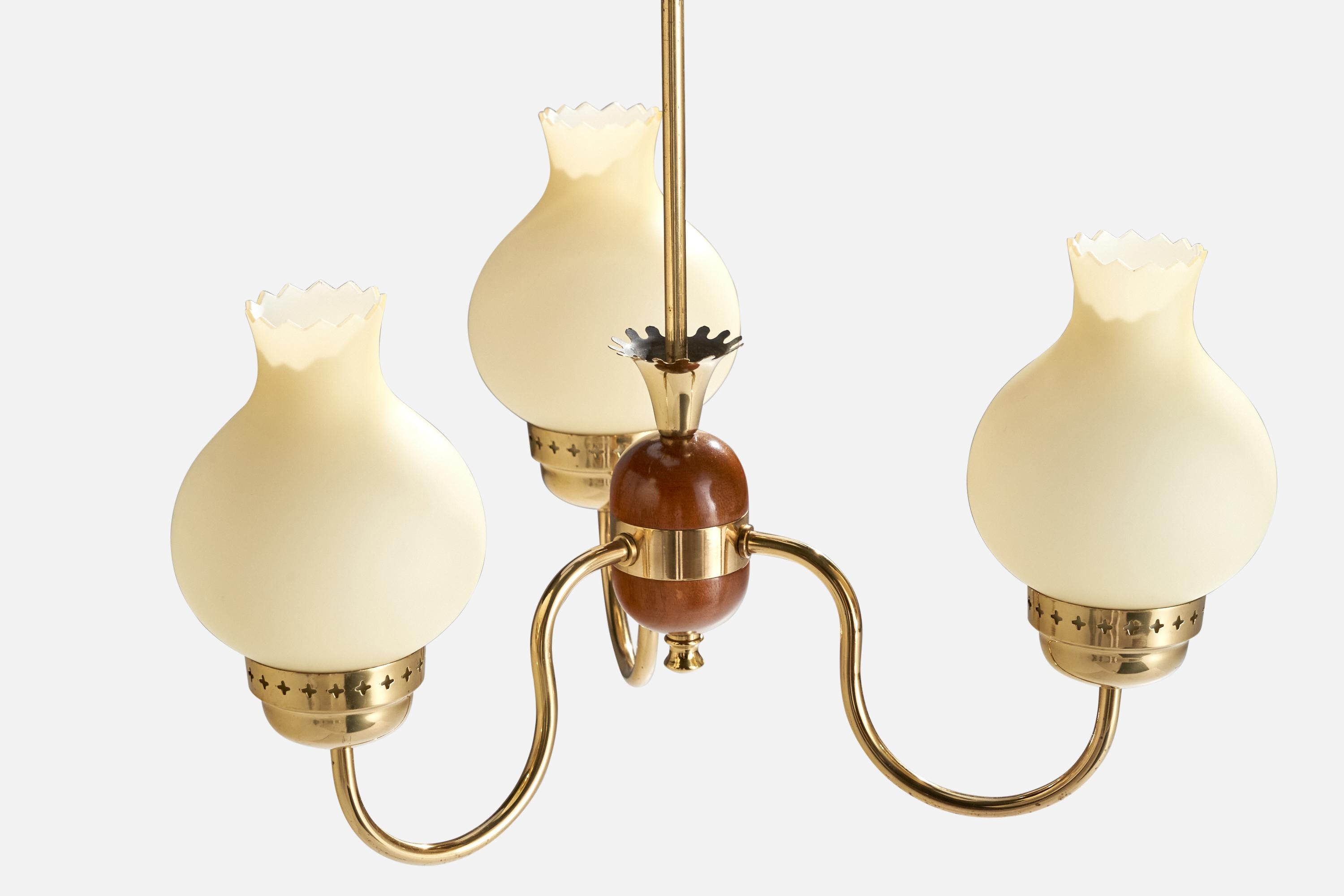 Designer suédois, lustre, laiton, bois, verre, Suède, années 1950 Bon état - En vente à High Point, NC