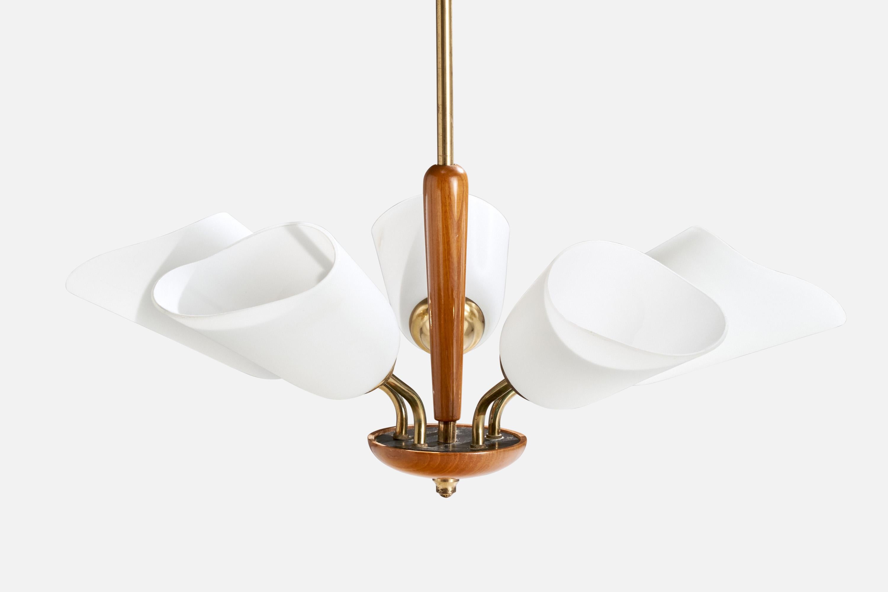 Designer suédois, lustre, laiton, bois, verre, Suède, années 1950 Bon état - En vente à High Point, NC