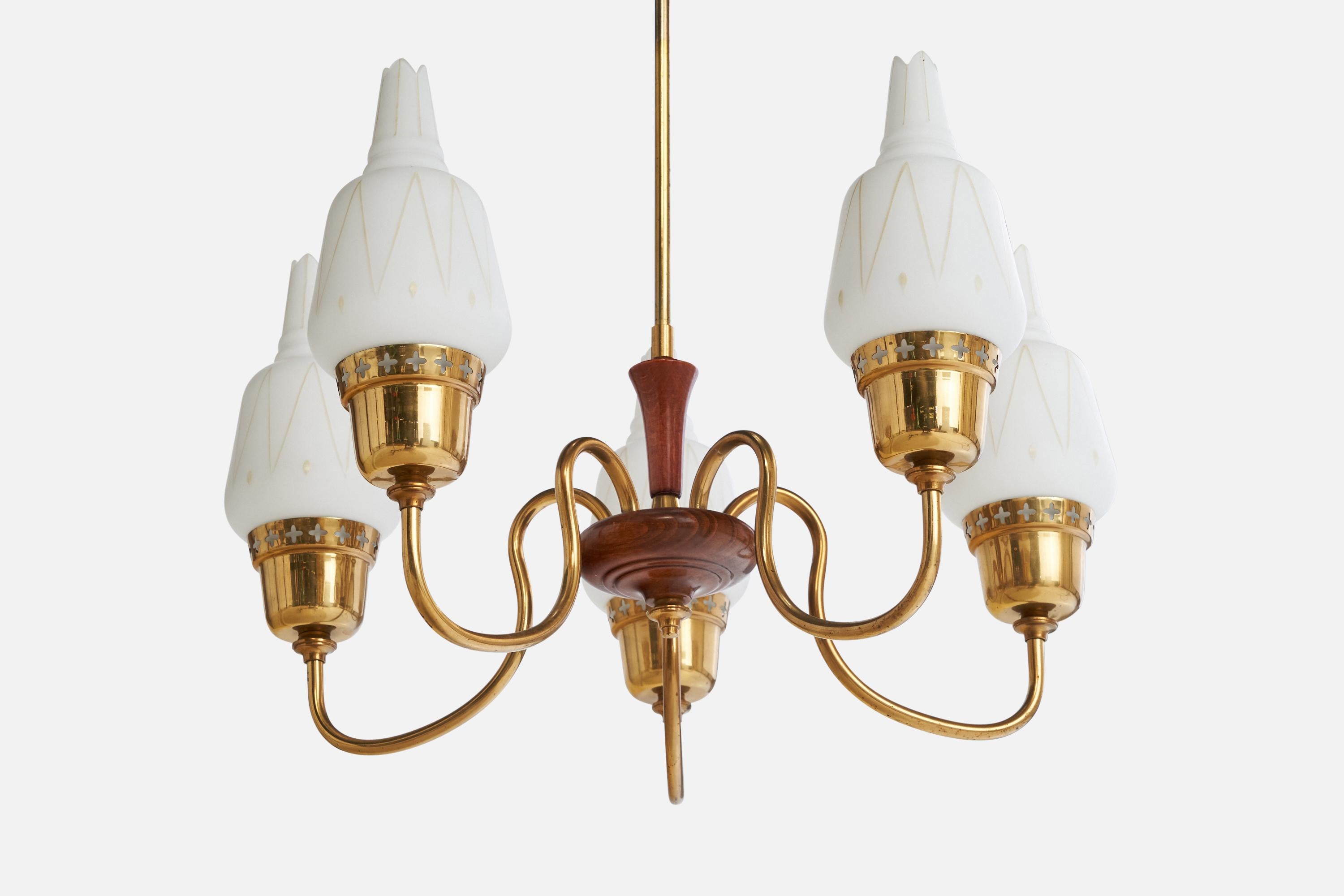Designer suédois, lustre, laiton, bois, verre, Suède, années 1950 Bon état - En vente à High Point, NC