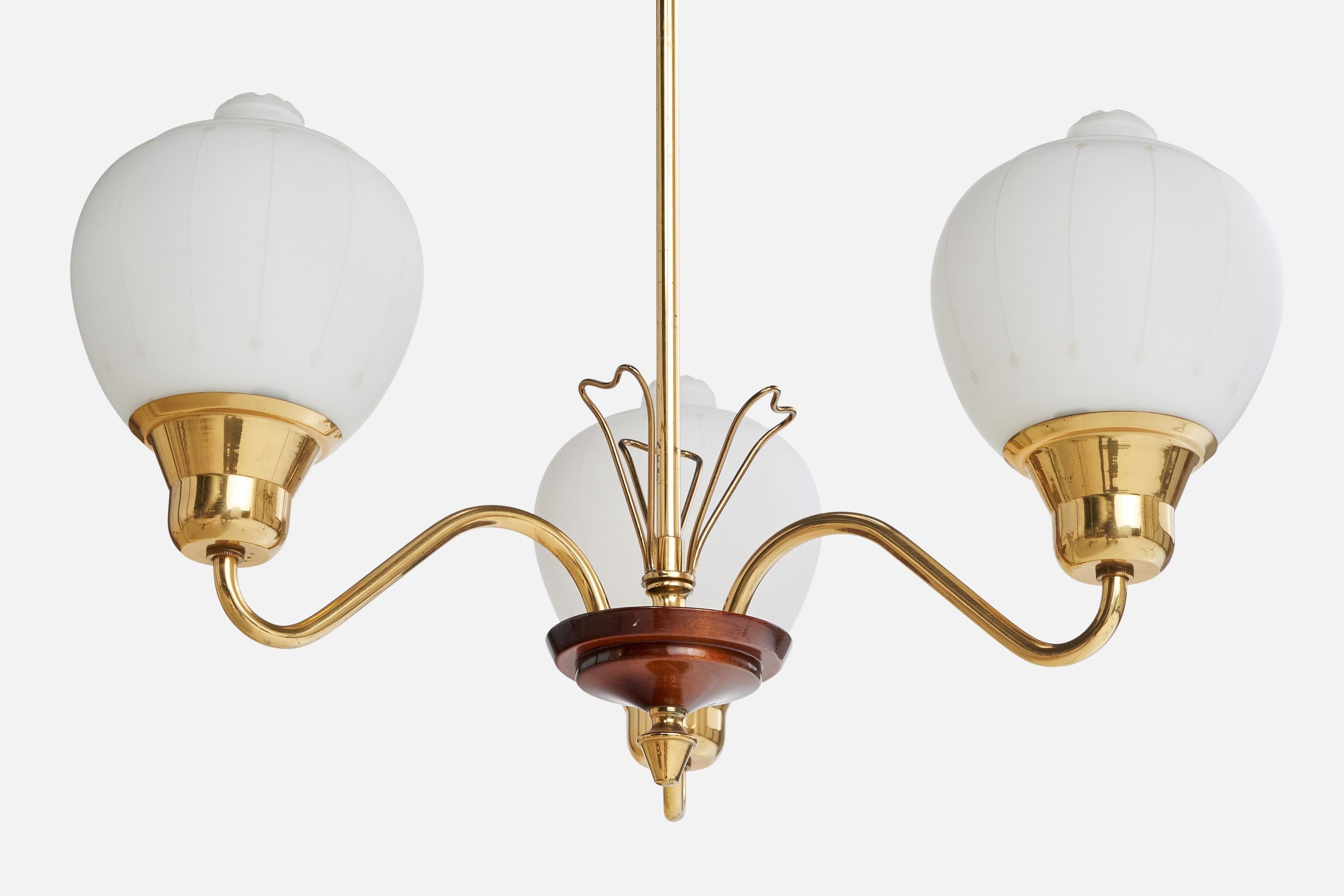 Schwedischer Designer, Kronleuchter, Messing, Holz, Glas, Schweden, 1950er Jahre (Mitte des 20. Jahrhunderts) im Angebot