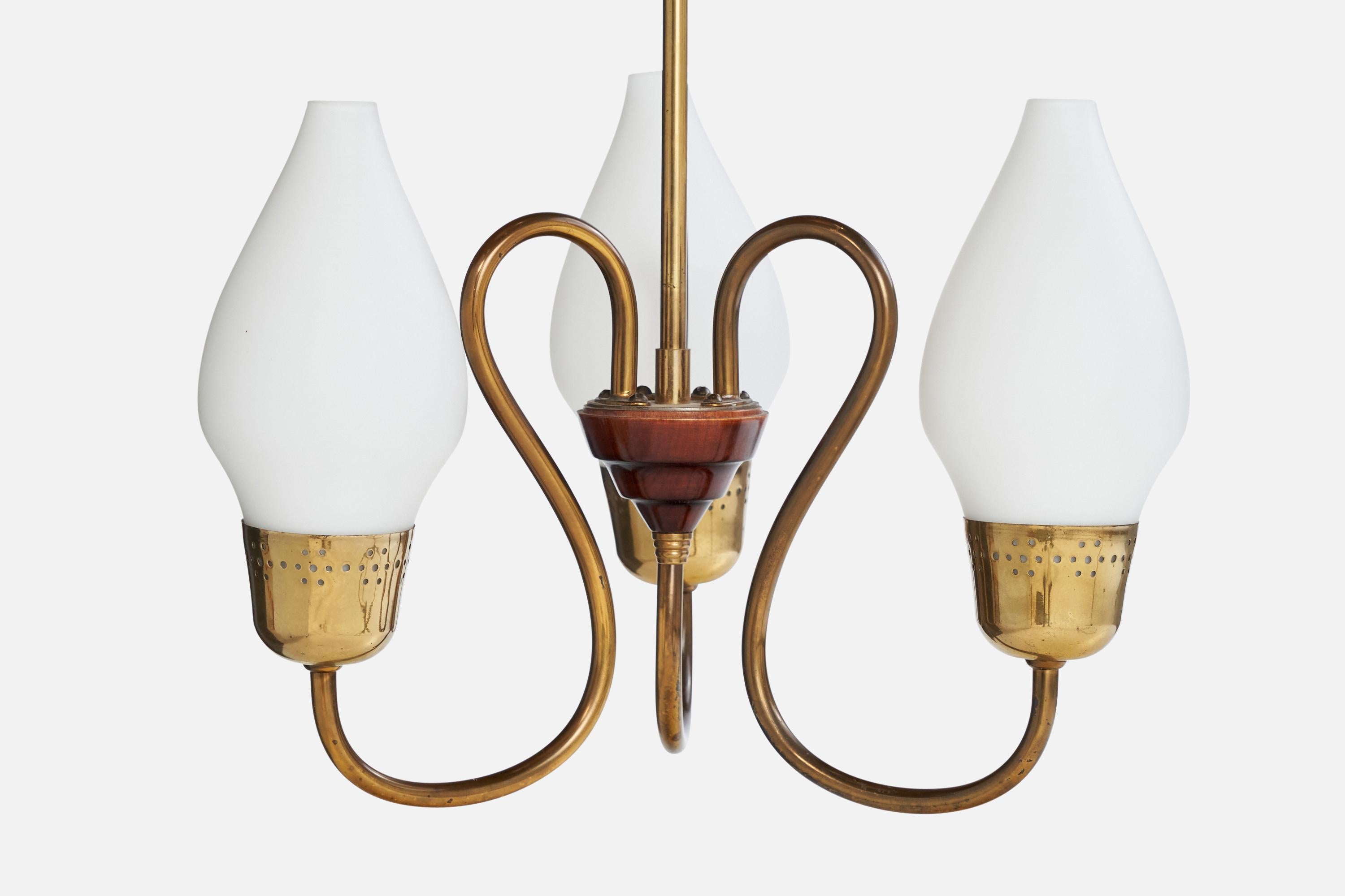 Designer suédois, lustre, laiton, bois, verre, Suède, années 1950 Bon état - En vente à High Point, NC