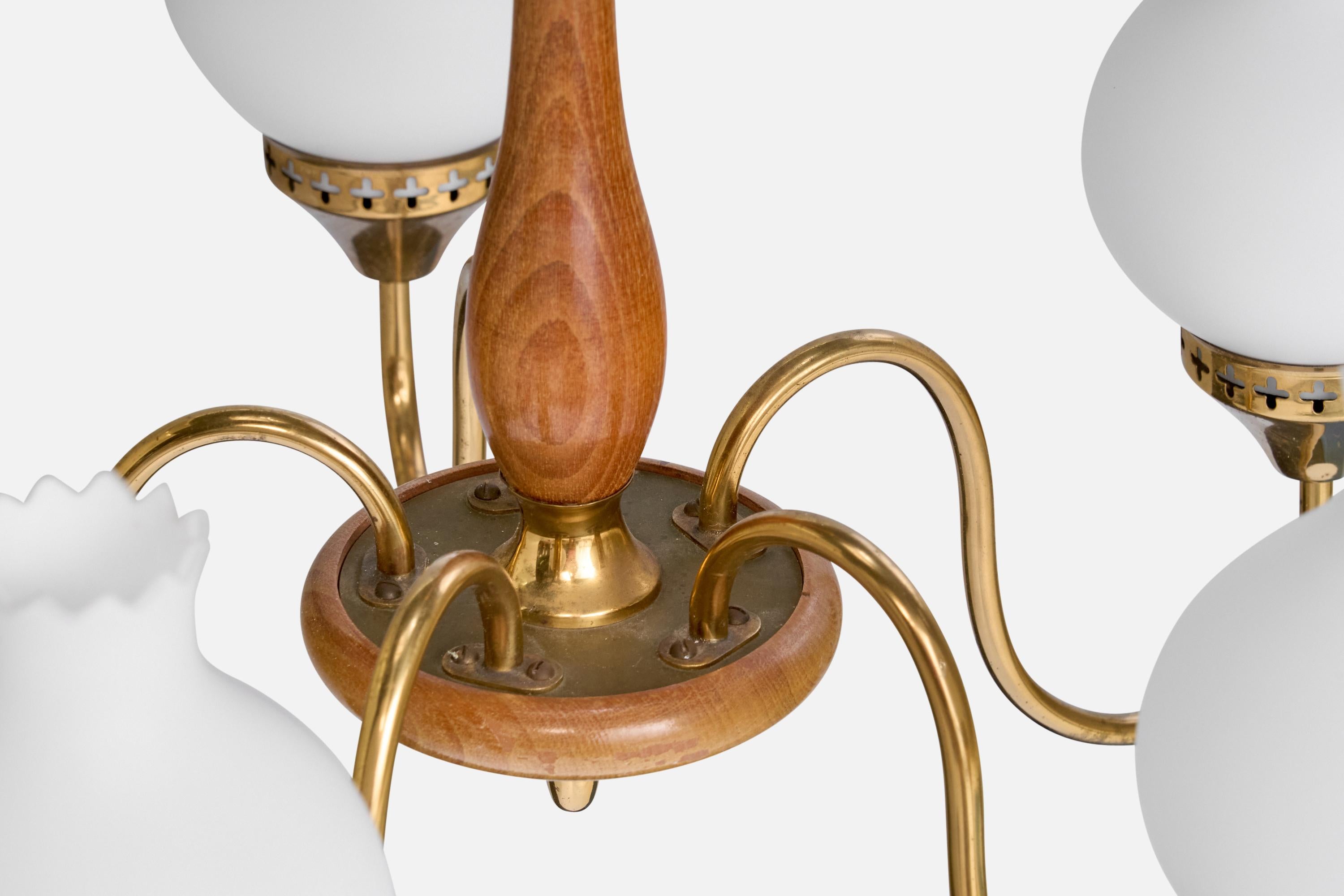Designer suédois, lustre, laiton, bois, verre, Suède, années 1950 Bon état - En vente à High Point, NC