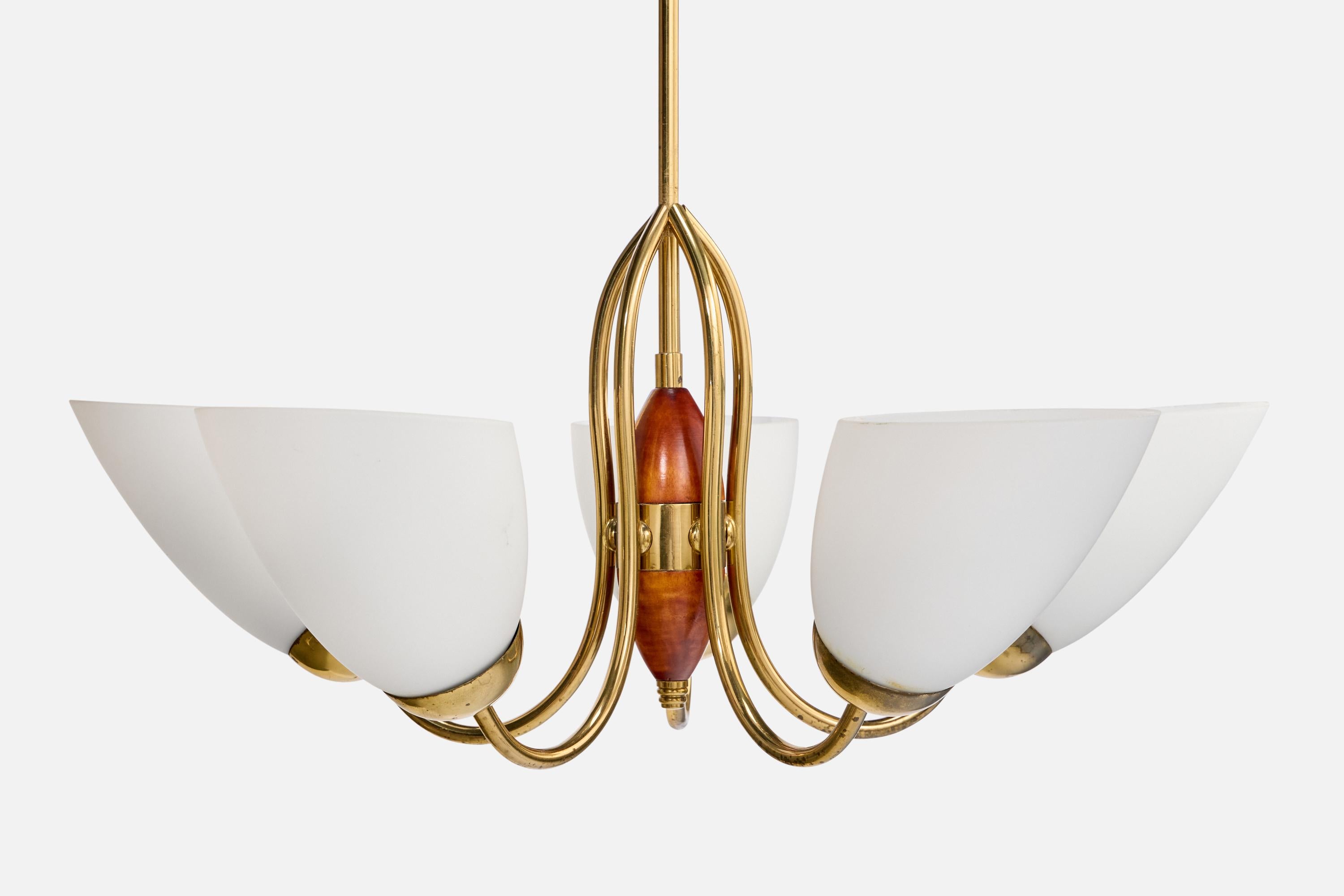 Designer suédois, lustre, laiton, bois, verre, Suède, années 1950 Bon état - En vente à High Point, NC