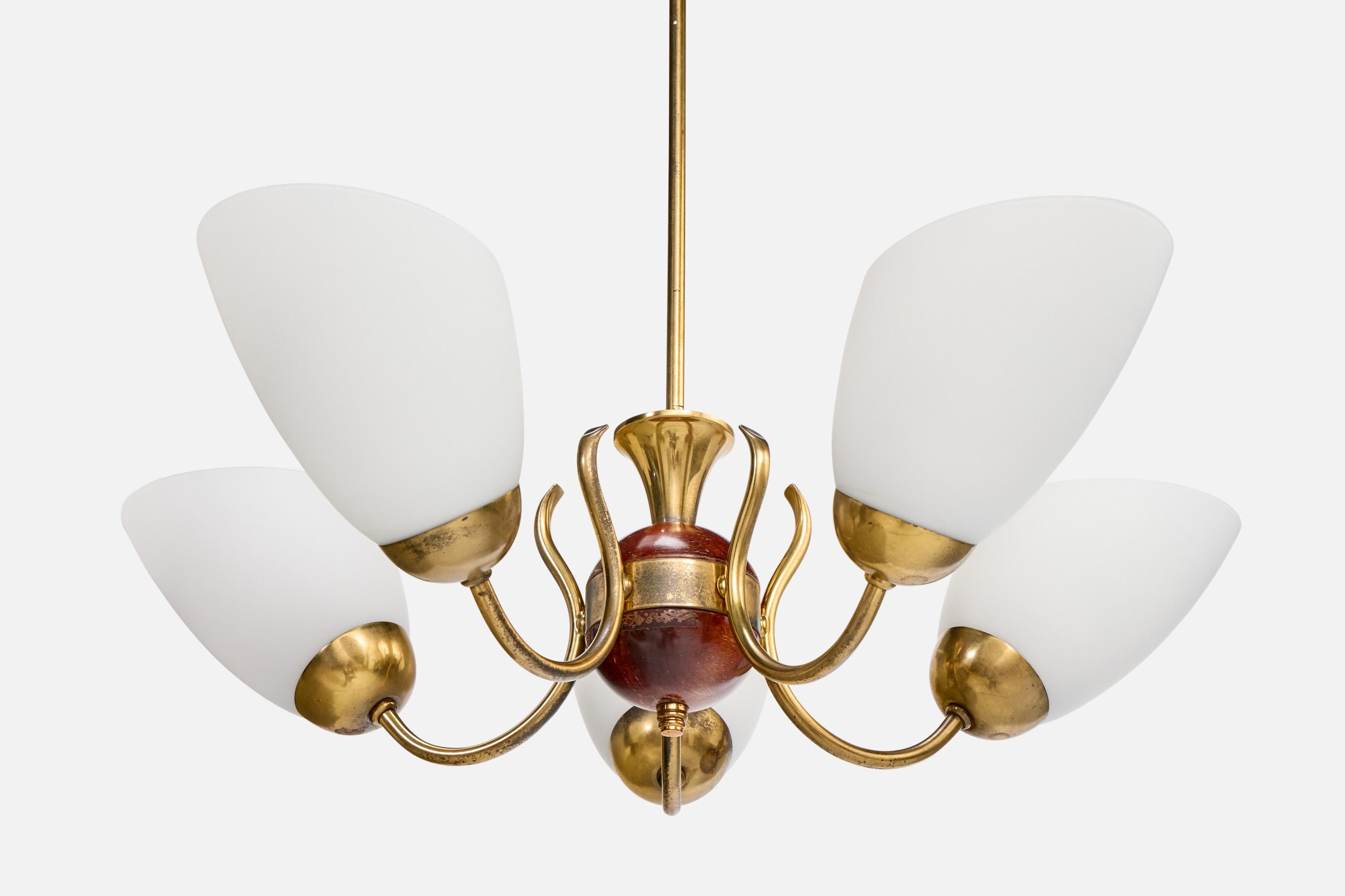 Designer suédois, lustre, laiton, bois, verre, Suède, années 1950 Bon état - En vente à High Point, NC