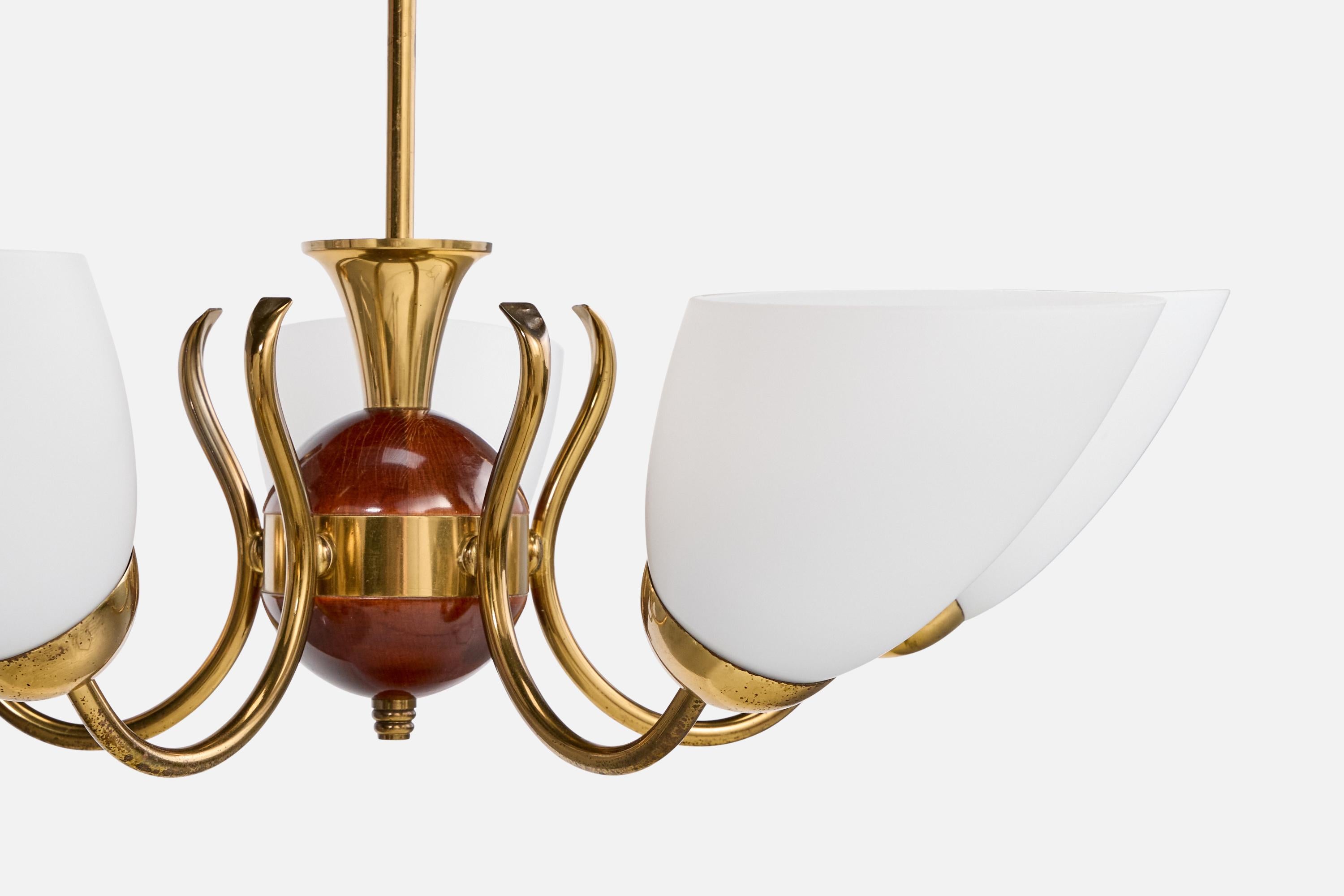 Designer suédois, lustre, laiton, bois, verre, Suède, années 1950 Bon état - En vente à High Point, NC