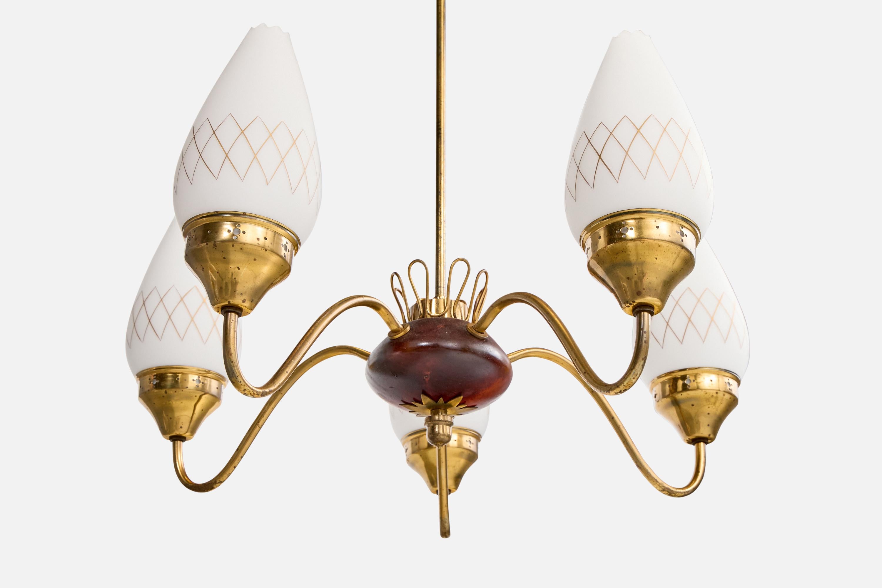 Designer suédois, lustre, laiton, bois, verre, Suède, années 1950 Bon état - En vente à High Point, NC