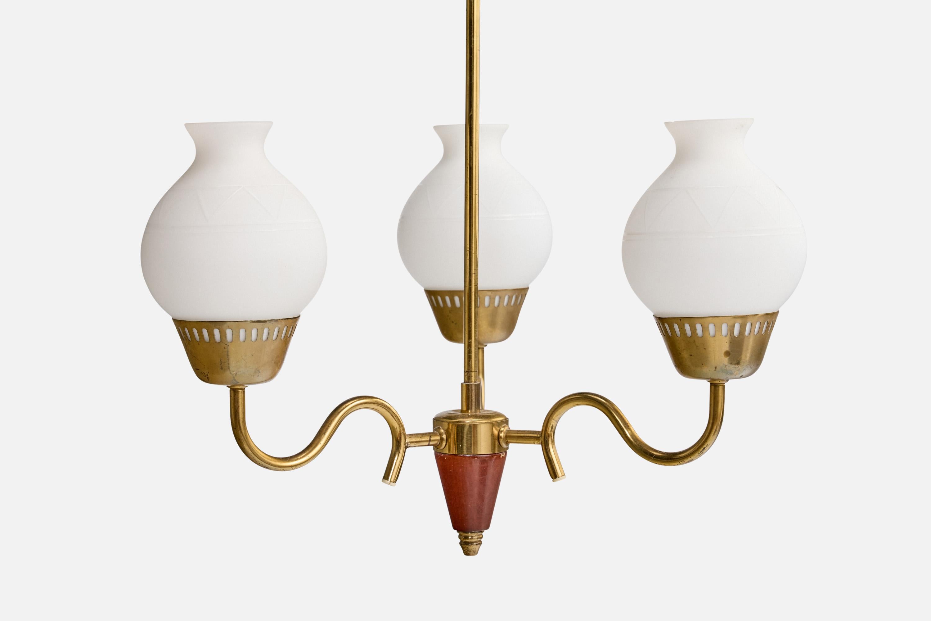Designer suédois, lustre, laiton, bois, verre, Suède, années 1950 Bon état - En vente à High Point, NC