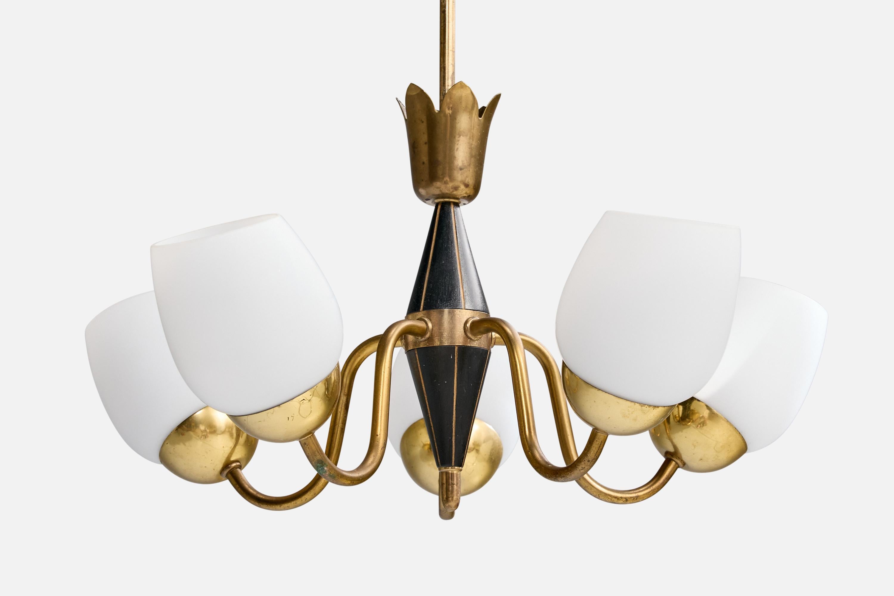 Designer suédois, lustre, laiton, bois, verre, Suède, années 1950 Bon état - En vente à High Point, NC