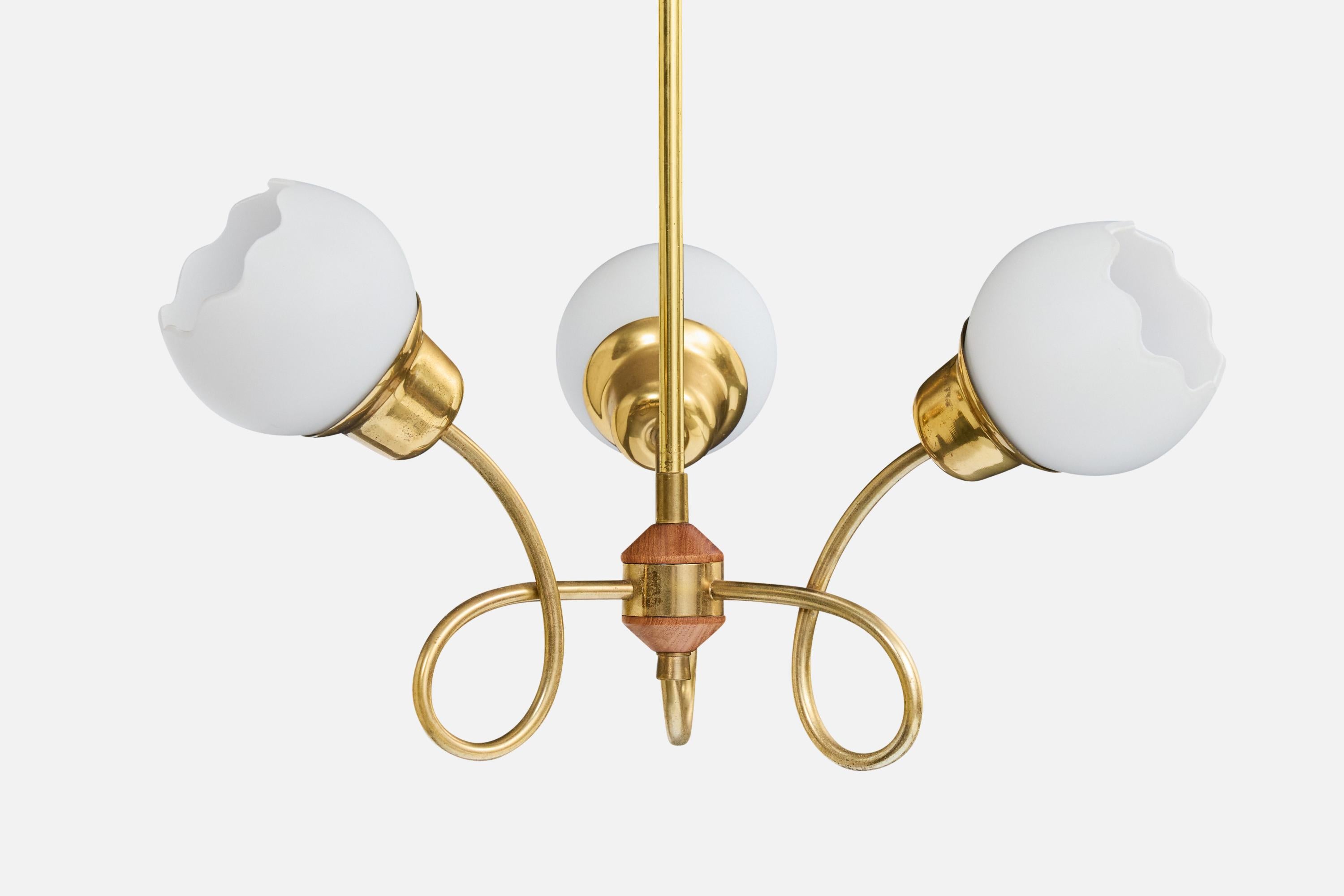 Designer suédois, lustre, laiton, bois, verre, Suède, années 1950 Bon état - En vente à High Point, NC