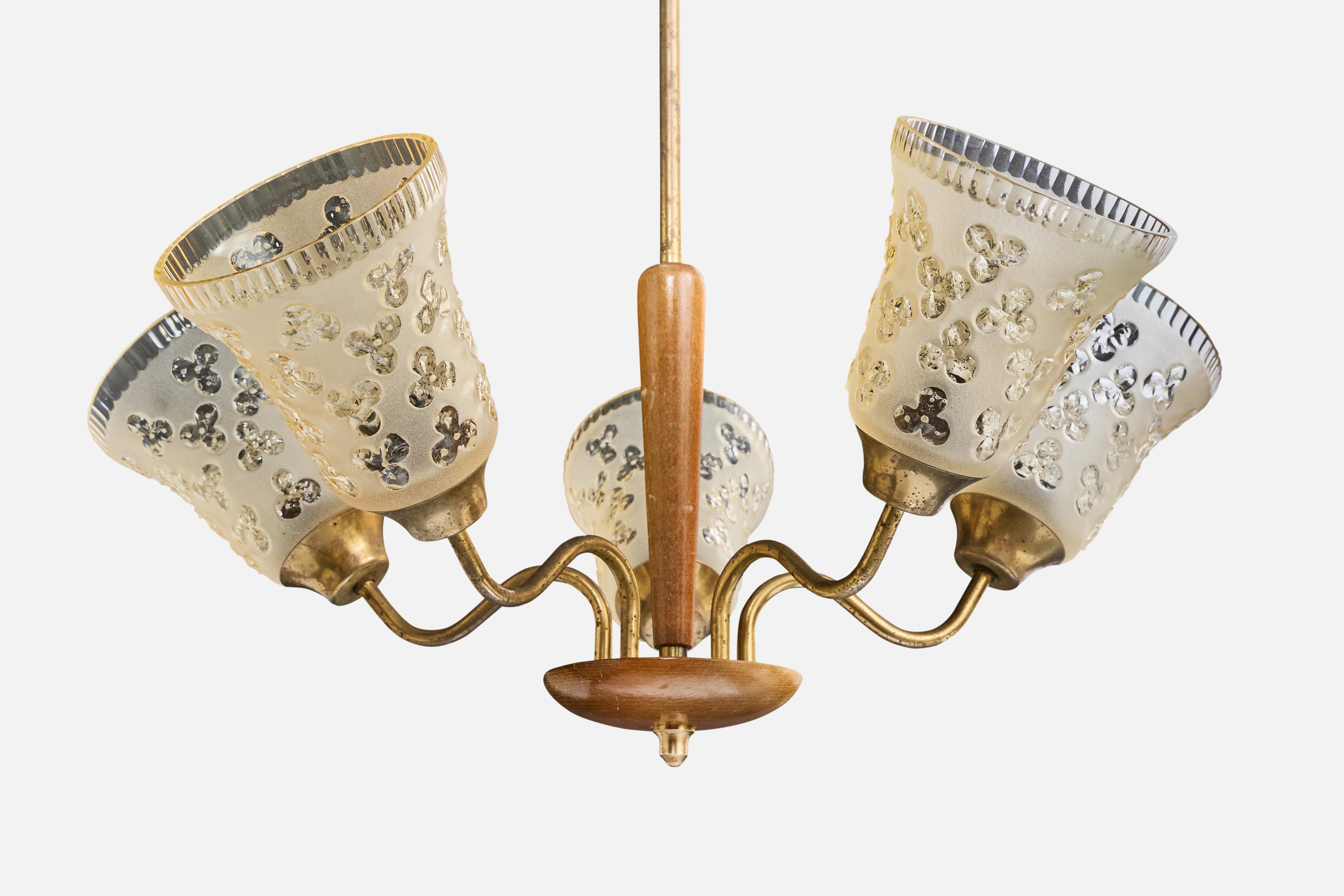 Designer suédois, lustre, laiton, bois, verre, Suède, années 1950 Bon état - En vente à High Point, NC