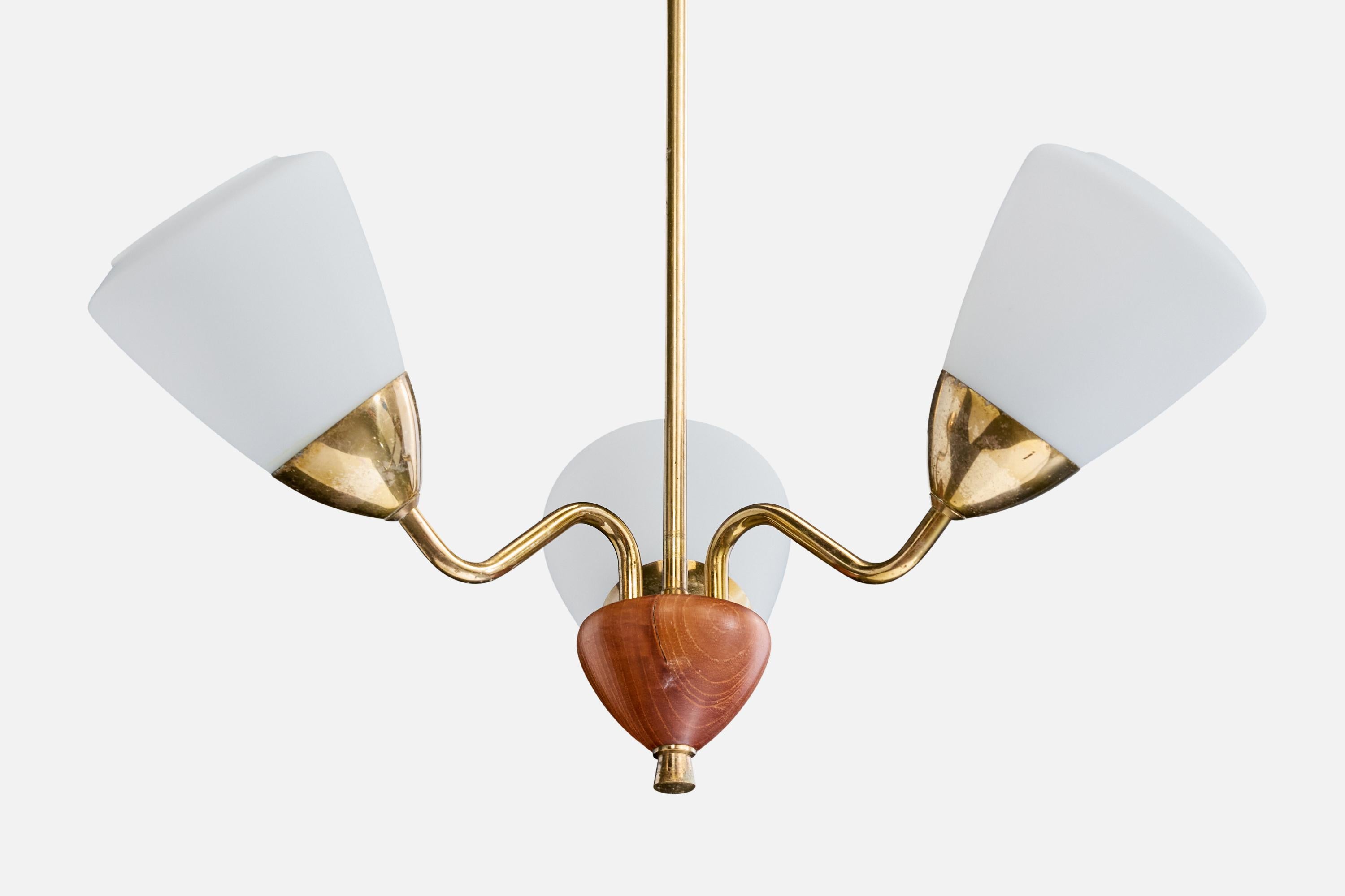 Designer suédois, lustre, laiton, bois, verre, Suède, années 1950 Bon état - En vente à High Point, NC