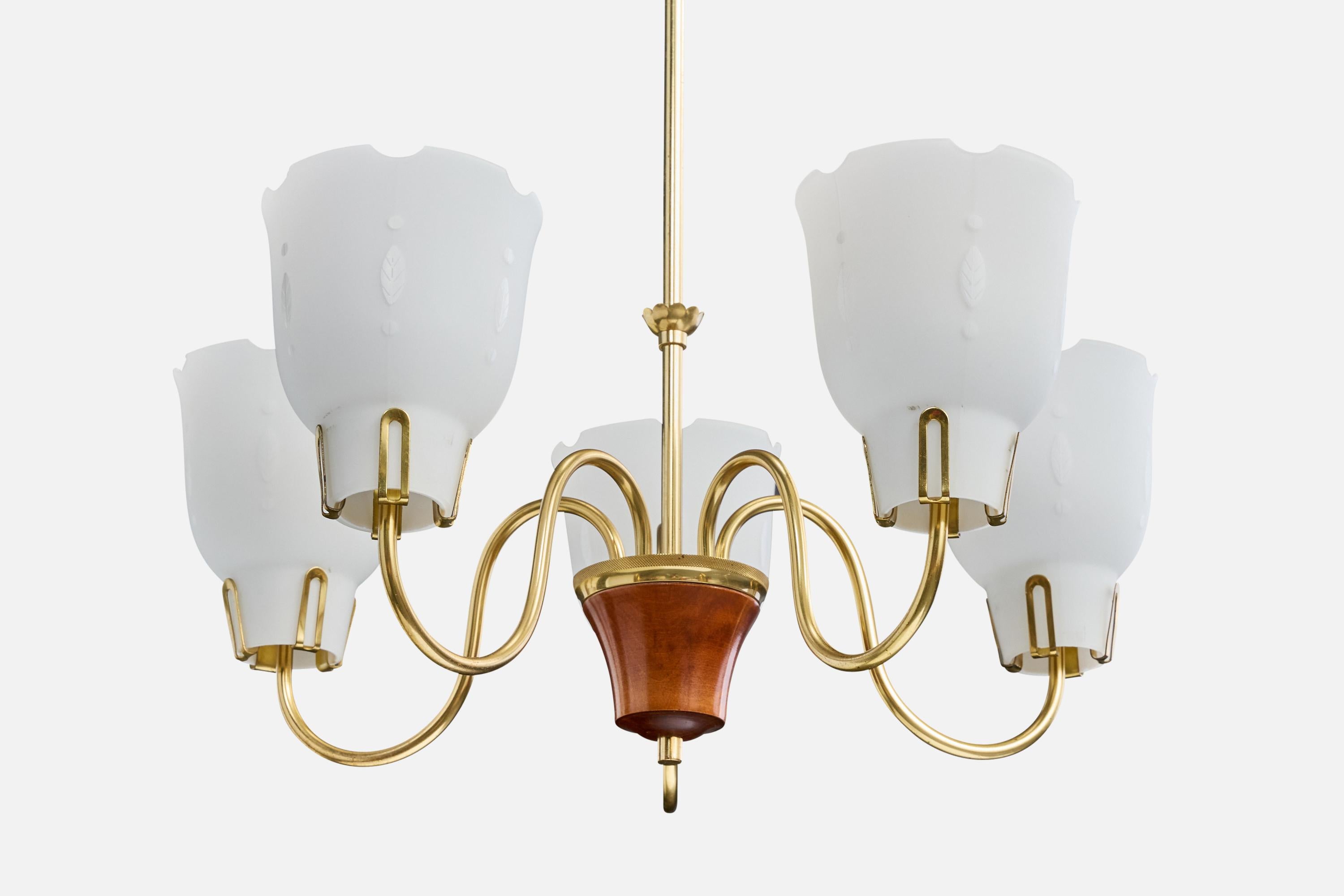 Designer suédois, lustre, laiton, bois, verre, Suède, années 1950 Bon état - En vente à High Point, NC