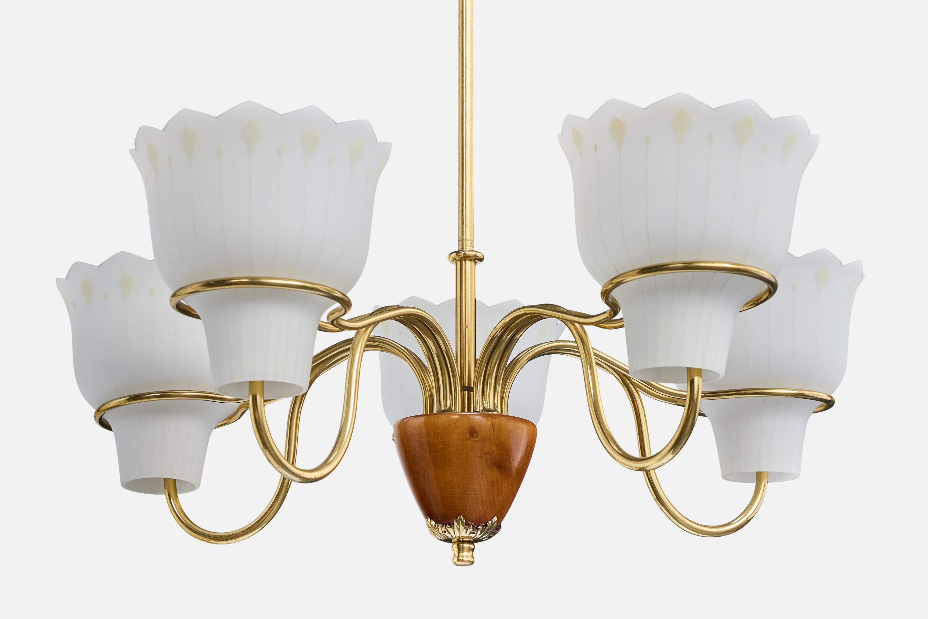 Diseñador sueco, araña, latón, madera, cristal, Suecia, años 1950 en Bueno estado para la venta en High Point, NC