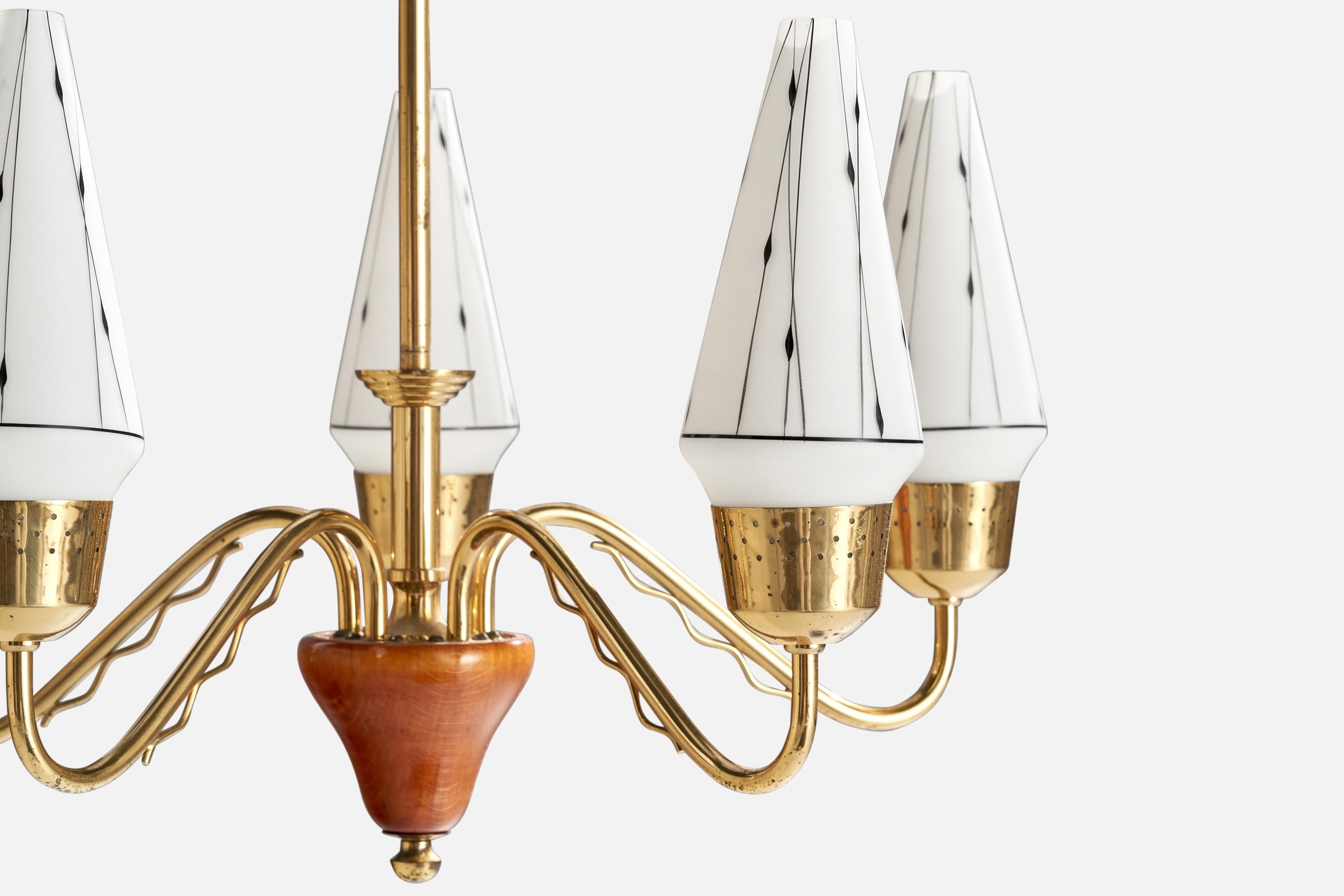 Milieu du XXe siècle Designer suédois, lustre en laiton, bois, verre, Suède, années 1950 en vente