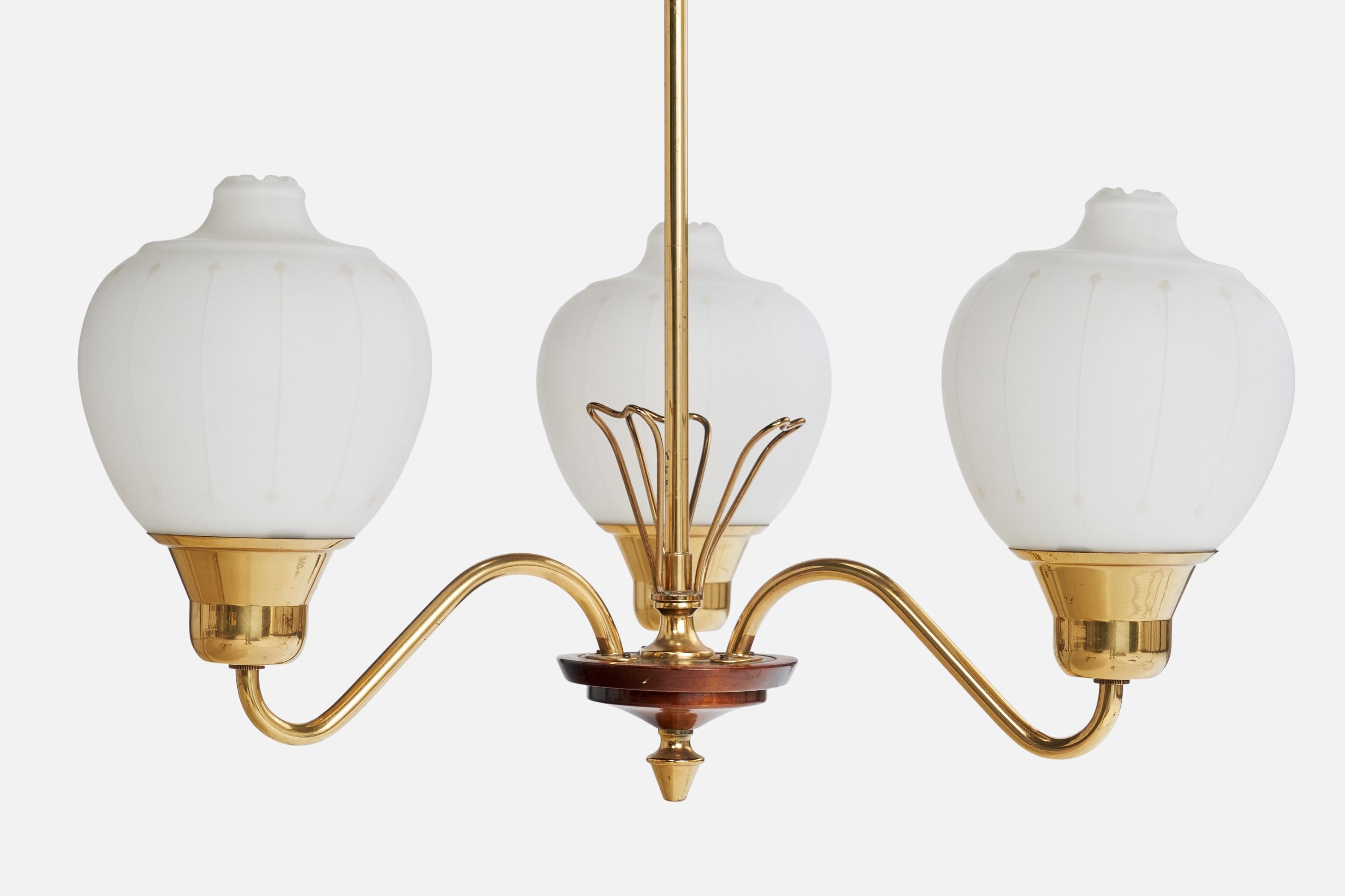 Schwedischer Designer, Kronleuchter, Messing, Holz, Glas, Schweden, 1950er Jahre im Angebot 1