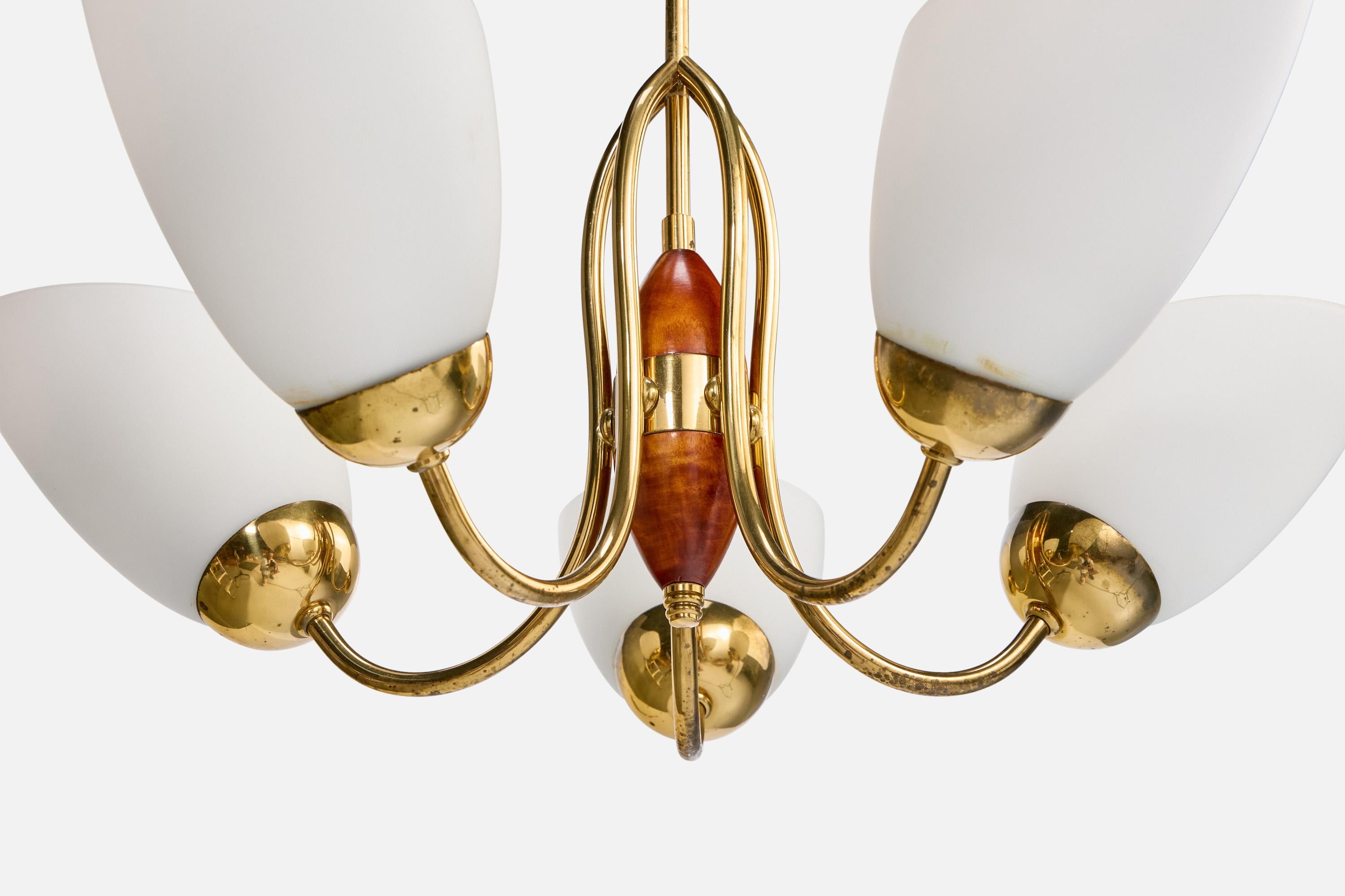 Milieu du XXe siècle Designer suédois, lustre, laiton, bois, verre, Suède, années 1950 en vente