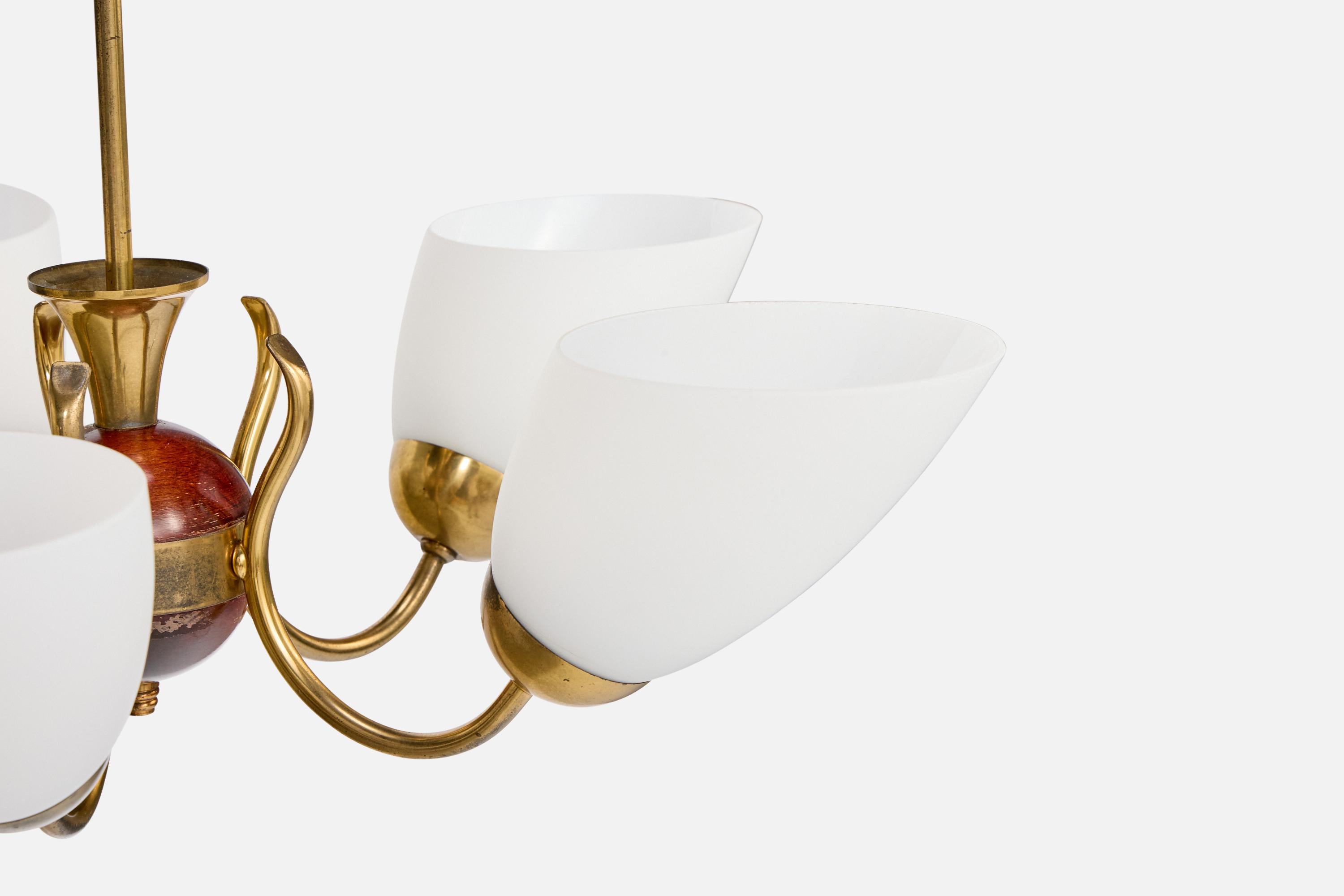 Milieu du XXe siècle Designer suédois, lustre, laiton, bois, verre, Suède, années 1950 en vente