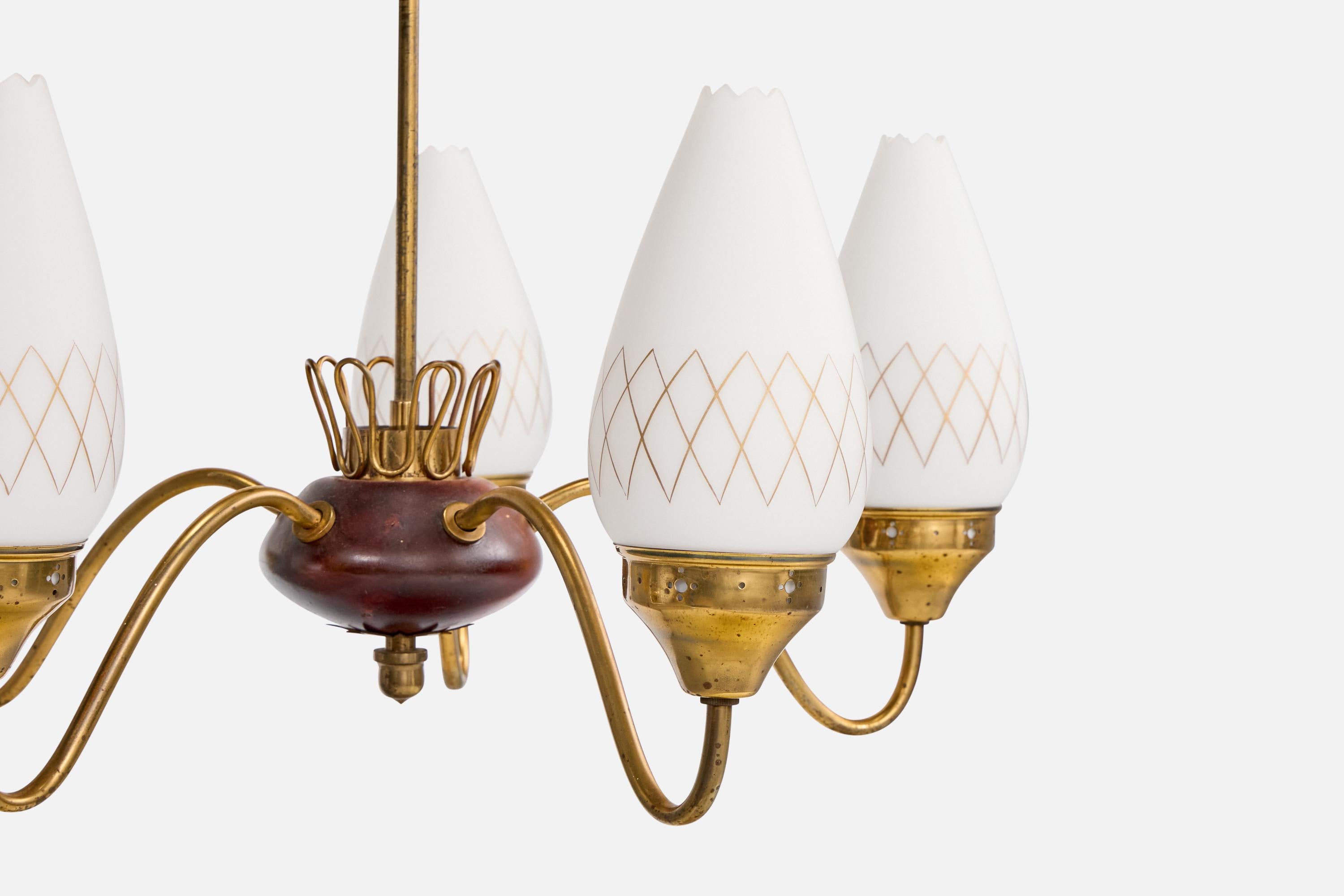 Milieu du XXe siècle Designer suédois, lustre, laiton, bois, verre, Suède, années 1950 en vente