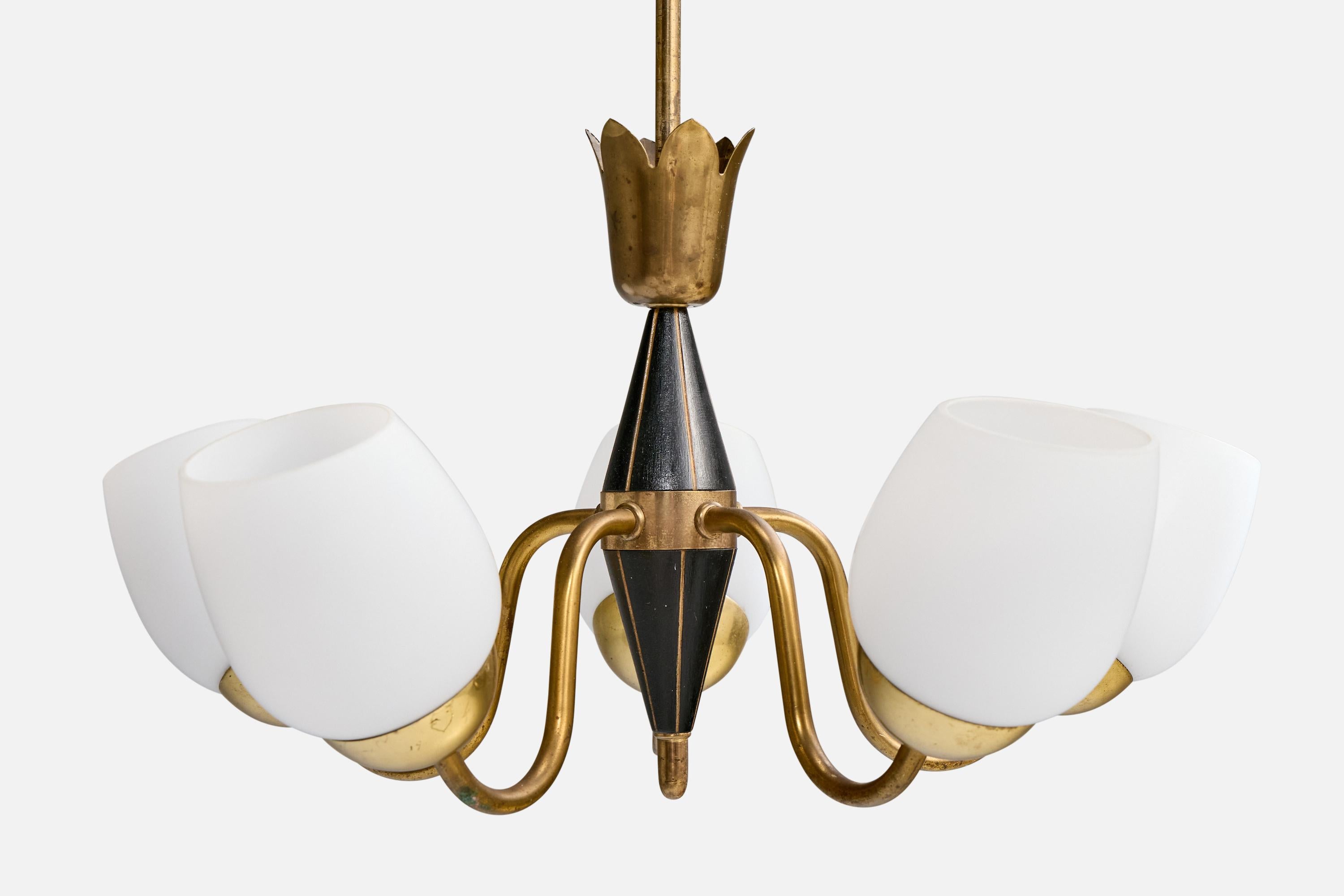 Milieu du XXe siècle Designer suédois, lustre, laiton, bois, verre, Suède, années 1950 en vente