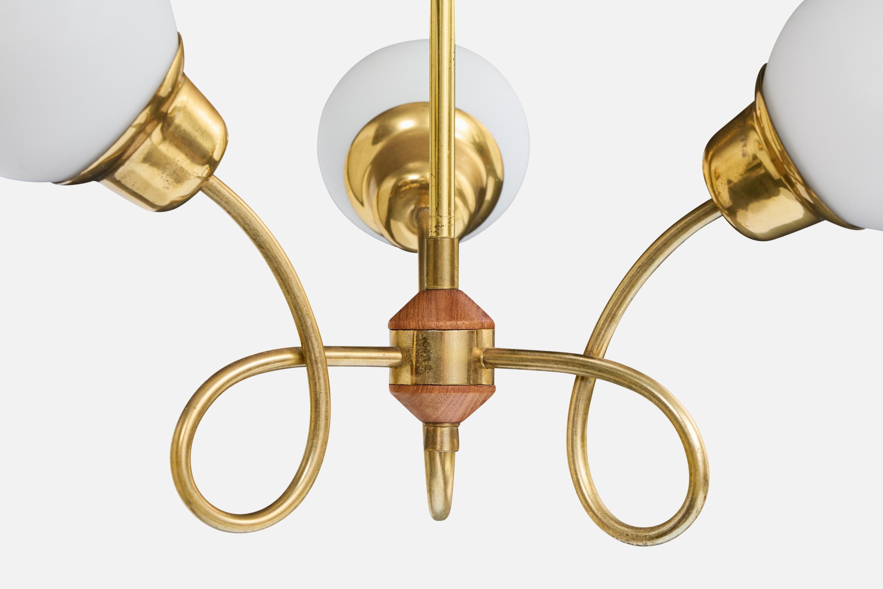 Milieu du XXe siècle Designer suédois, lustre, laiton, bois, verre, Suède, années 1950 en vente