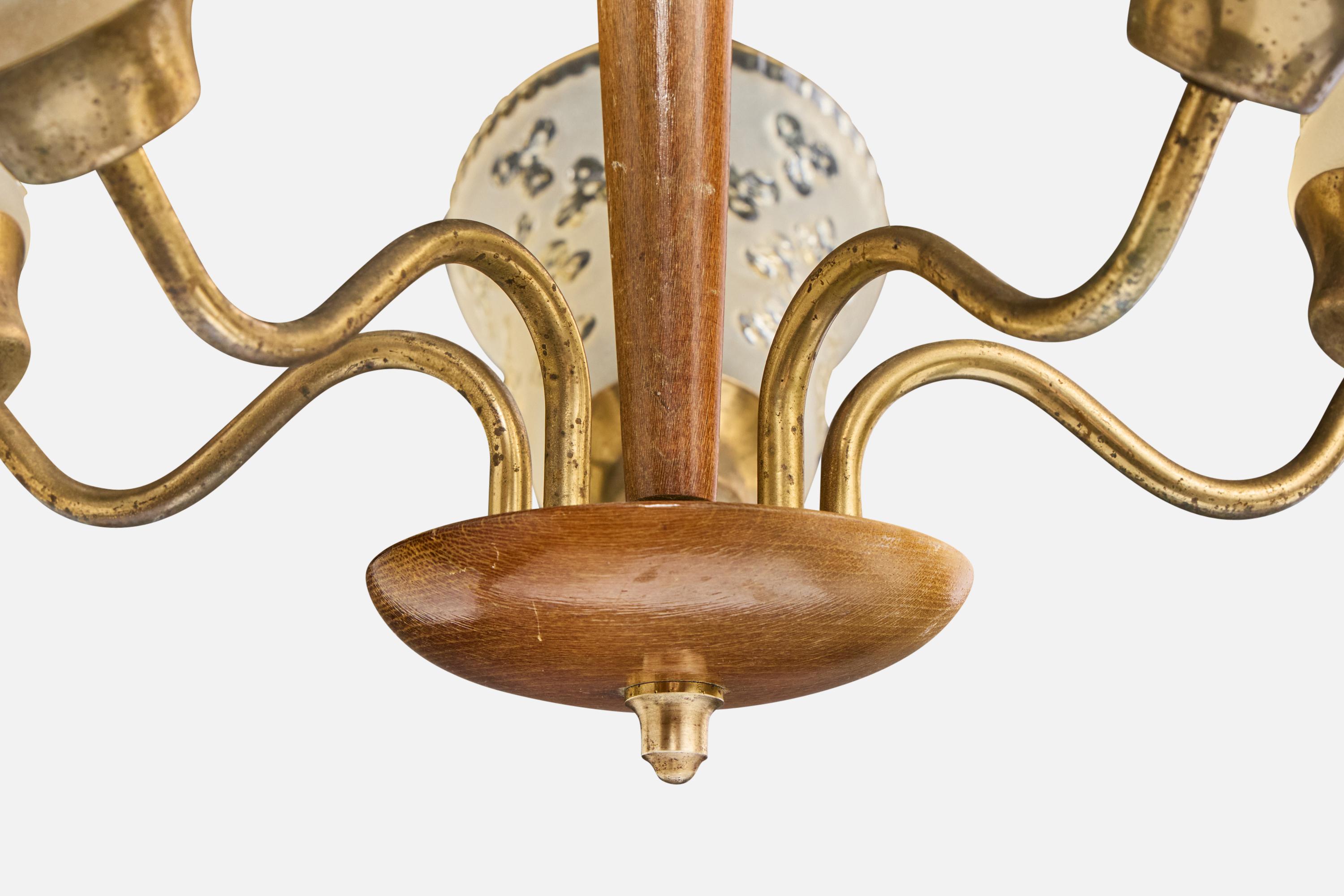 Milieu du XXe siècle Designer suédois, lustre, laiton, bois, verre, Suède, années 1950 en vente