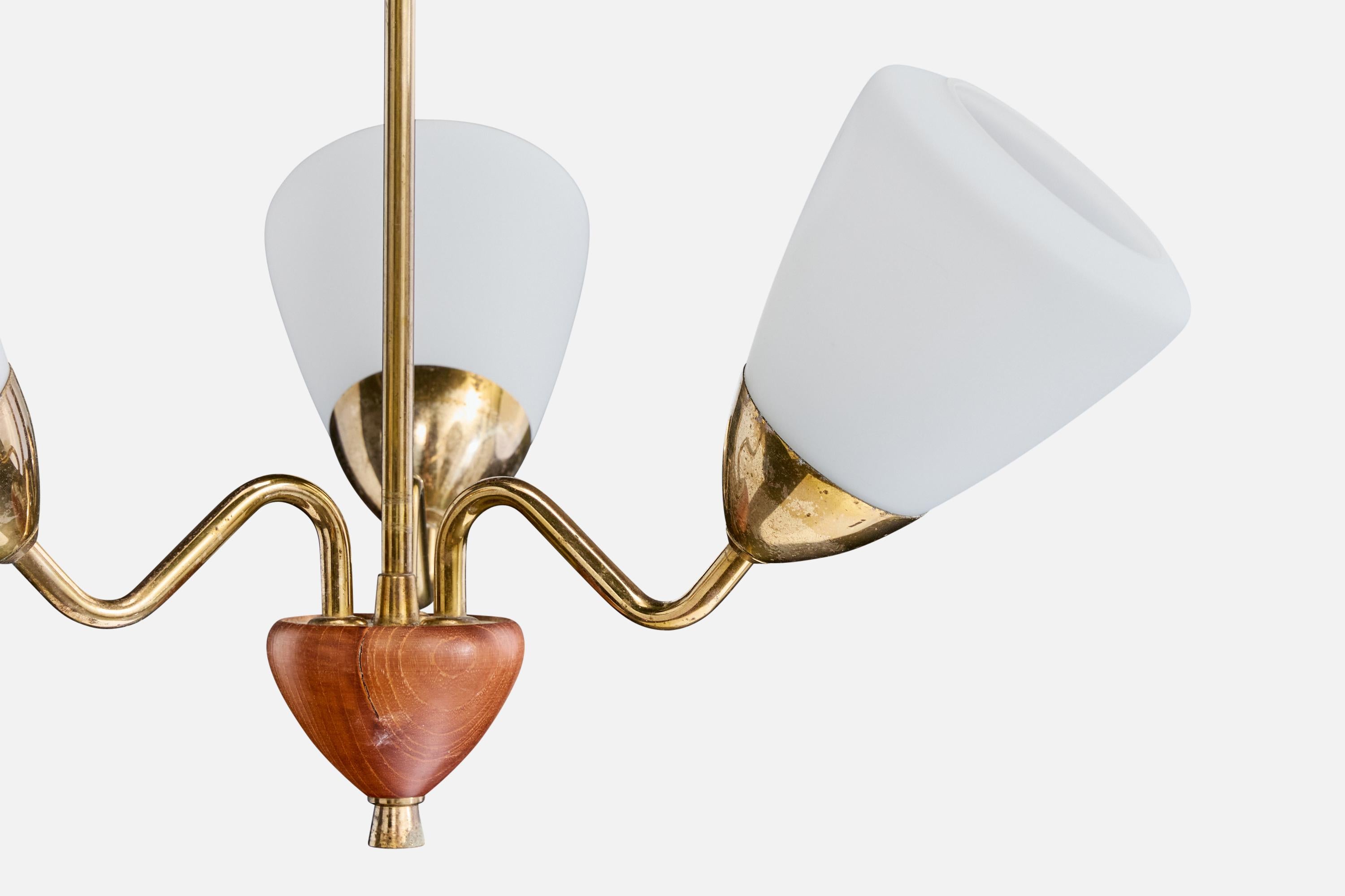 Milieu du XXe siècle Designer suédois, lustre, laiton, bois, verre, Suède, années 1950 en vente