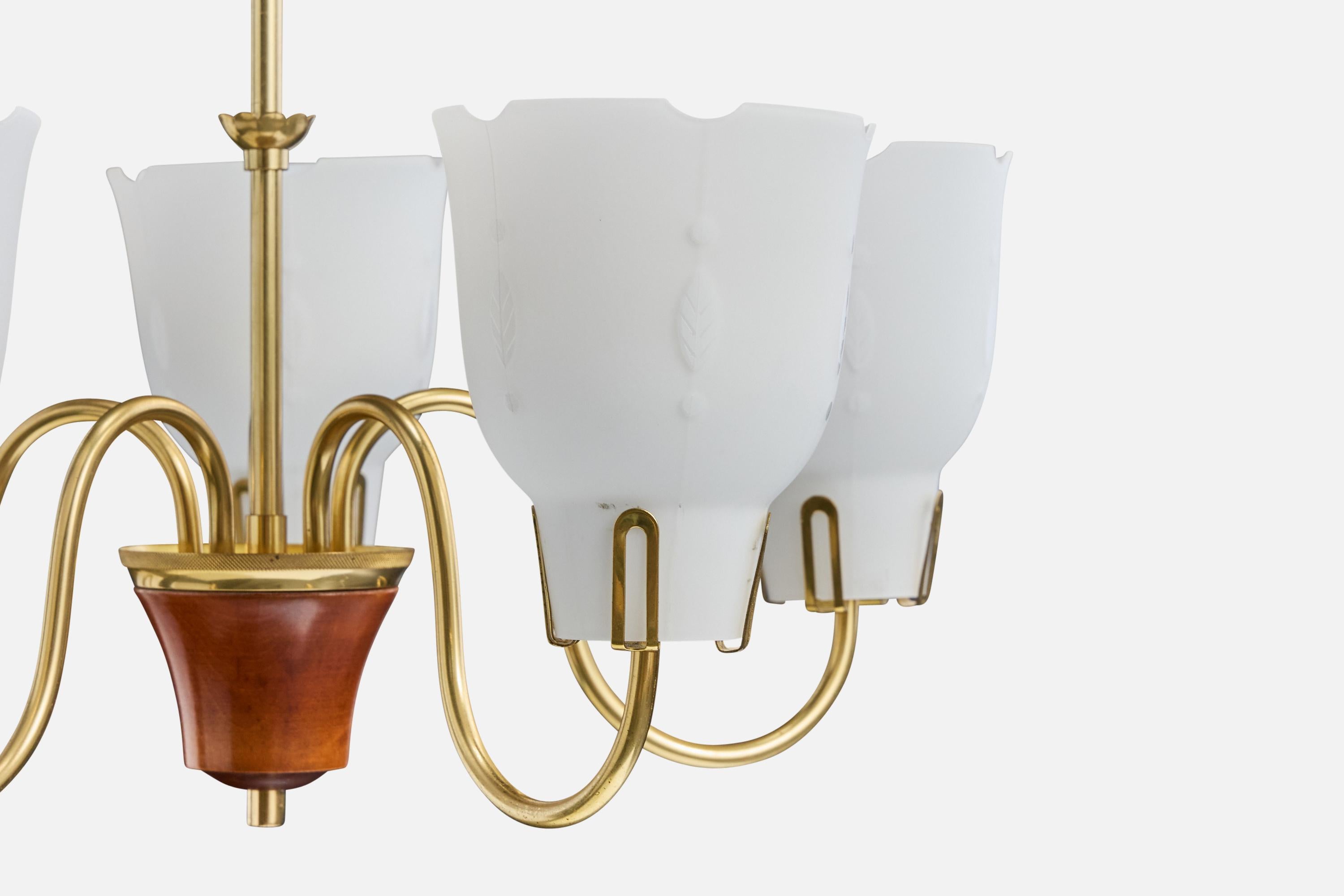 Milieu du XXe siècle Designer suédois, lustre, laiton, bois, verre, Suède, années 1950 en vente