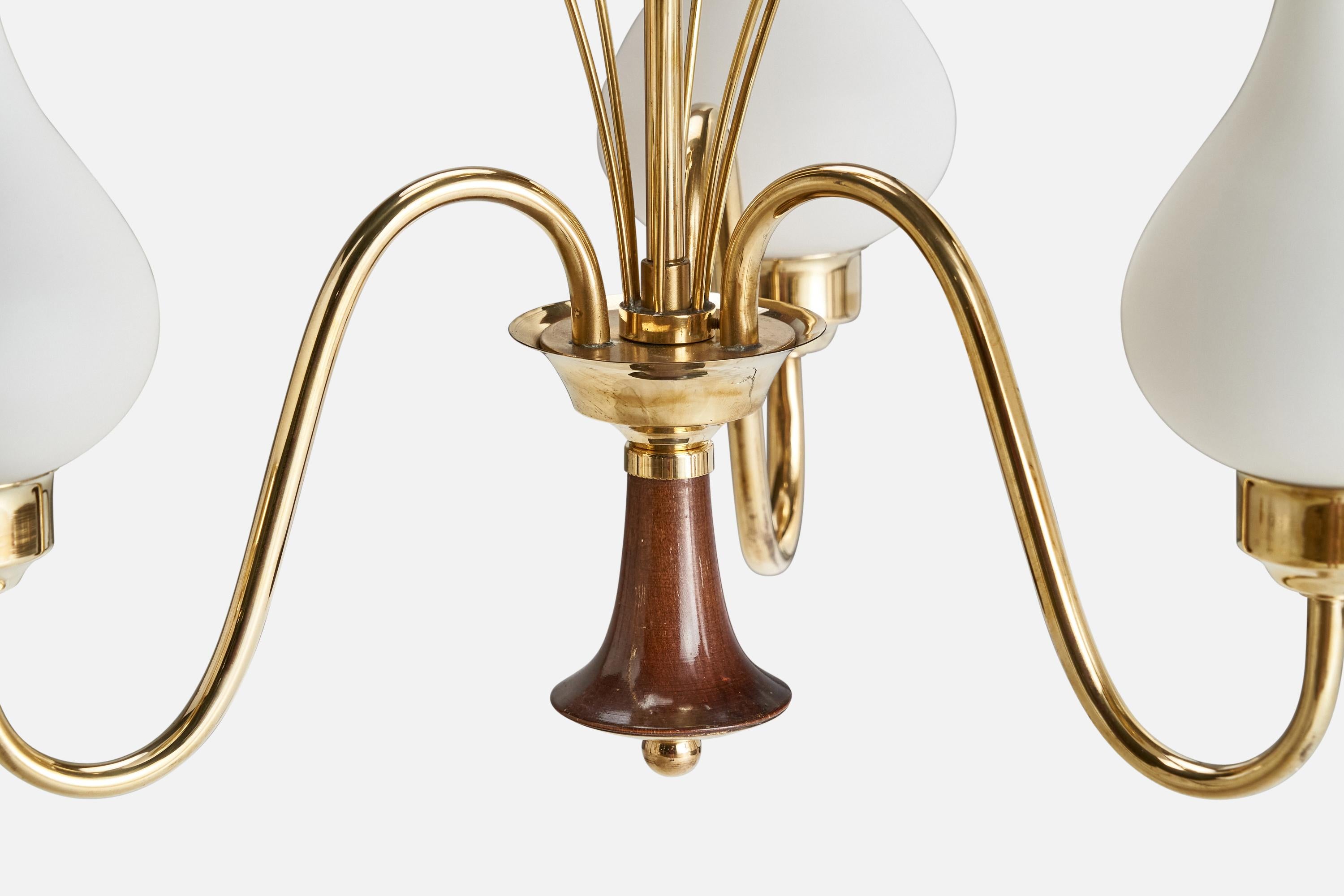 Laiton Designer suédois, lustre, laiton, bois, verre, Suède, années 1950 en vente