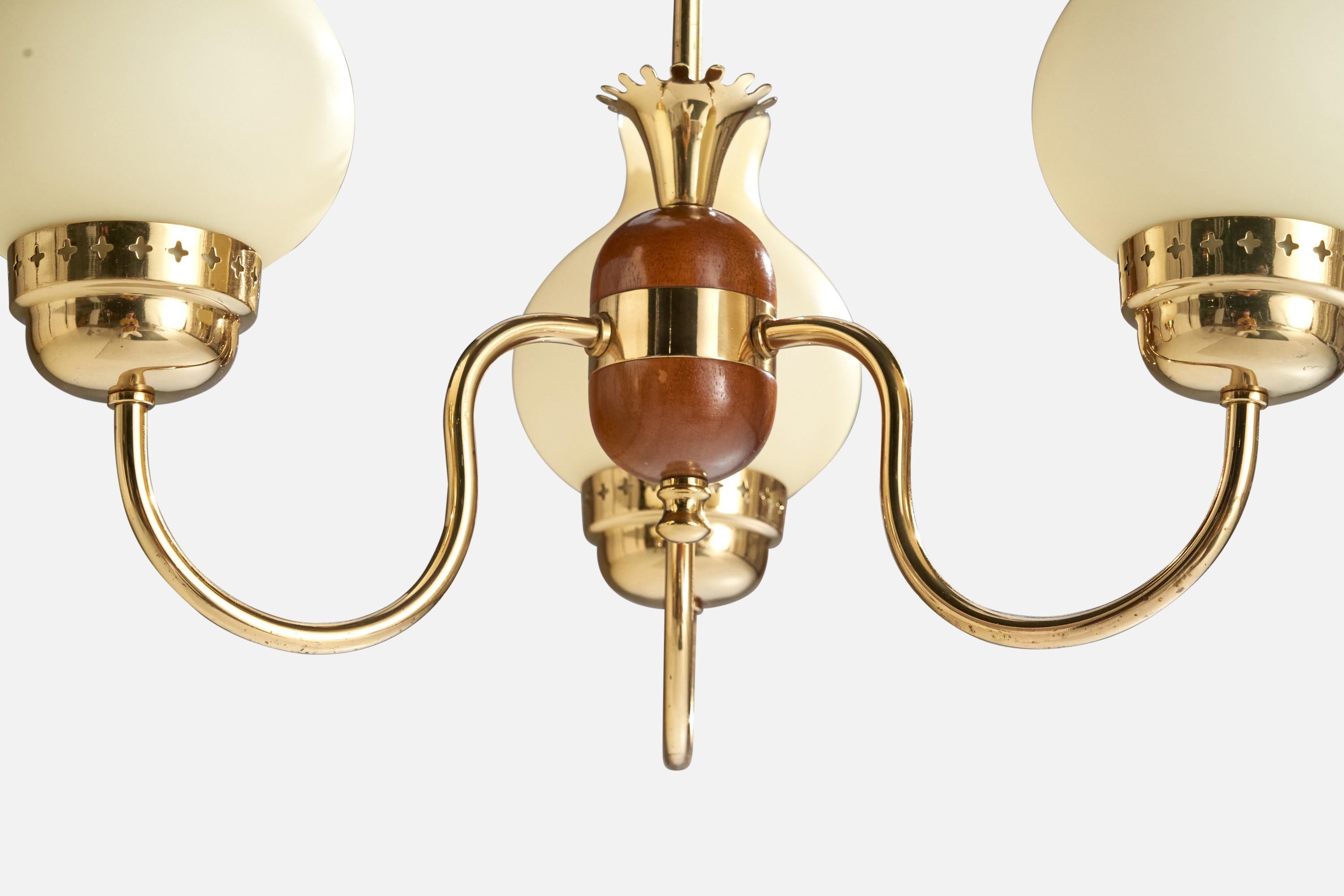 Laiton Designer suédois, lustre, laiton, bois, verre, Suède, années 1950 en vente