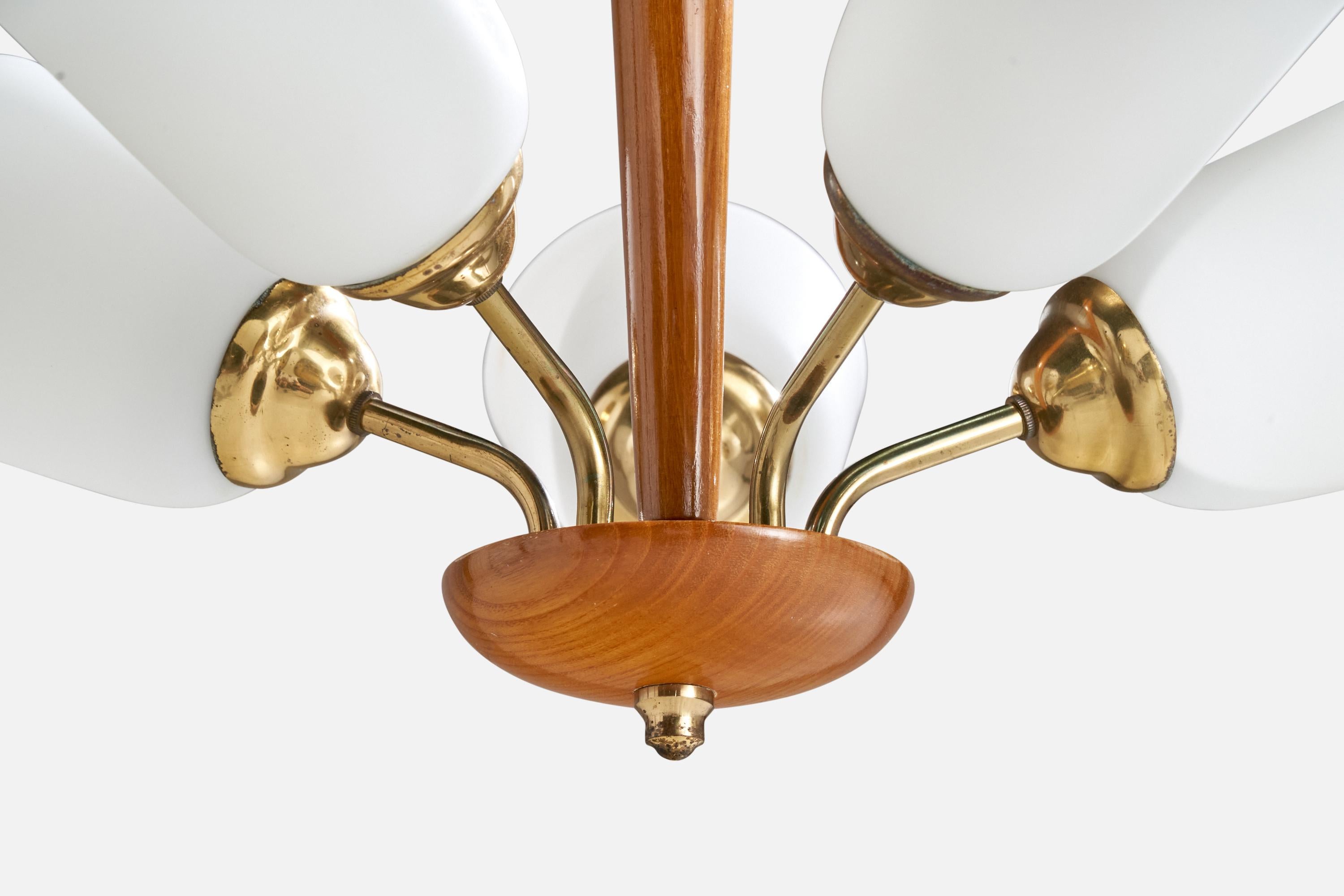 Laiton Designer suédois, lustre, laiton, bois, verre, Suède, années 1950 en vente