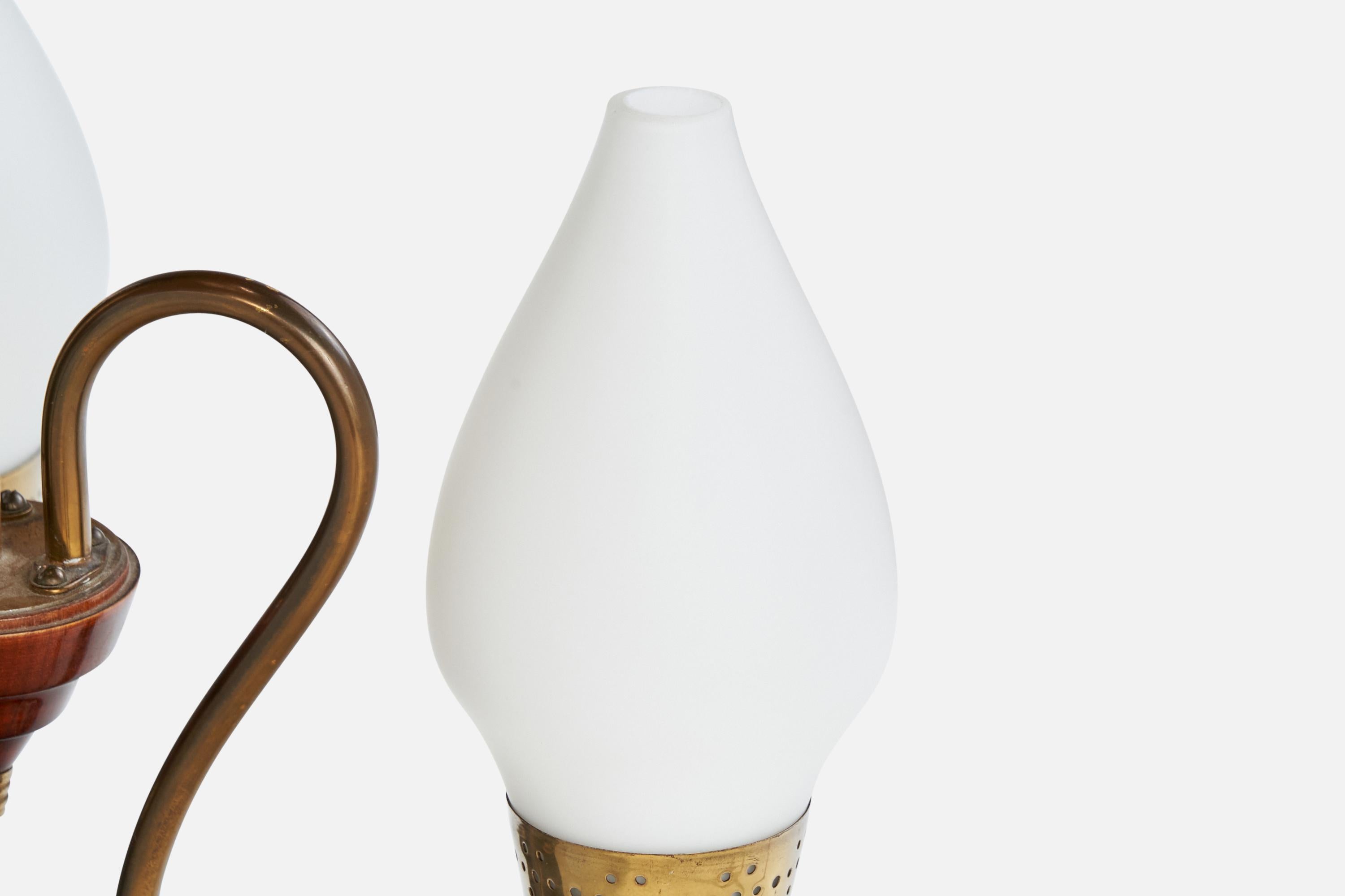 Laiton Designer suédois, lustre, laiton, bois, verre, Suède, années 1950 en vente