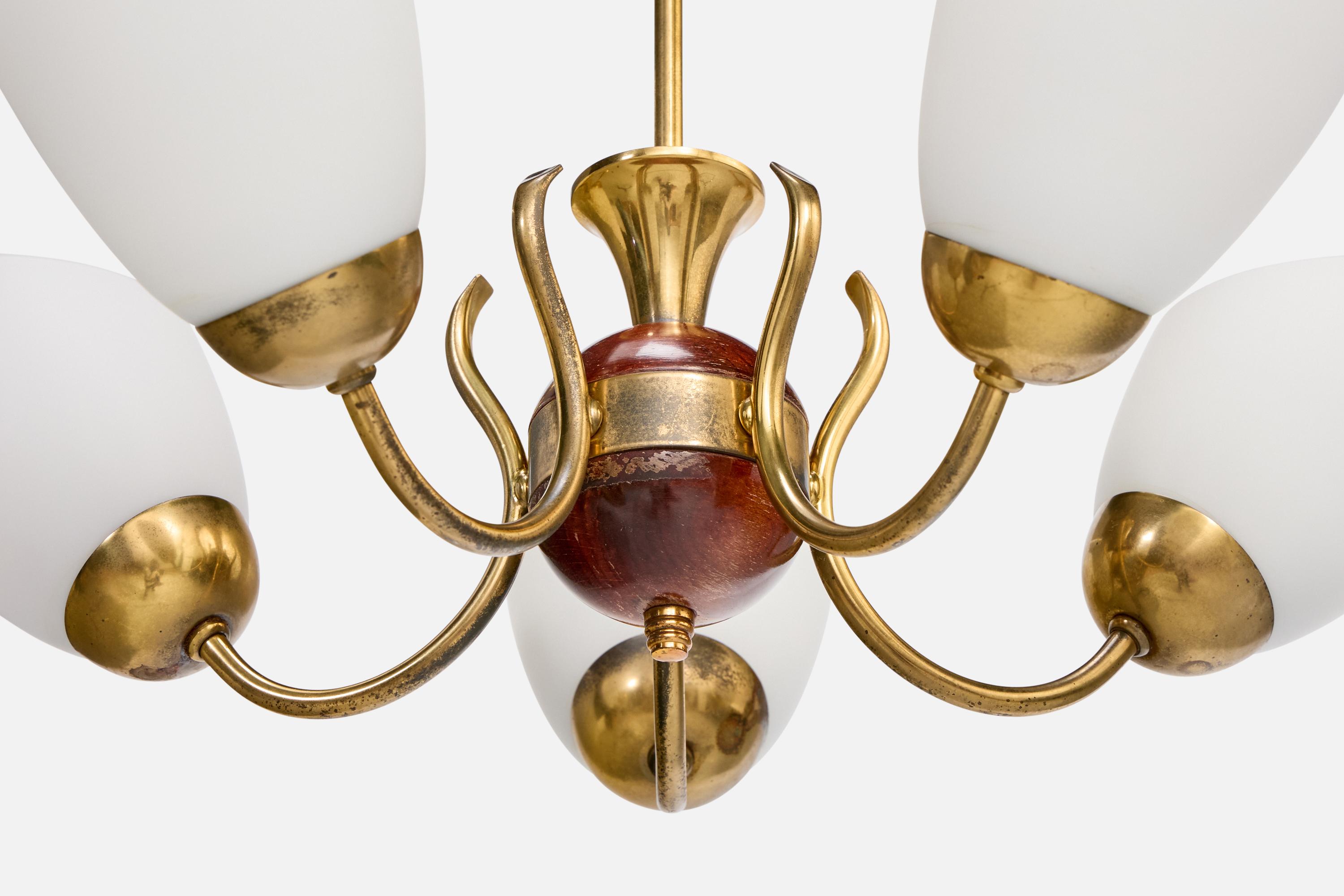 Laiton Designer suédois, lustre, laiton, bois, verre, Suède, années 1950 en vente