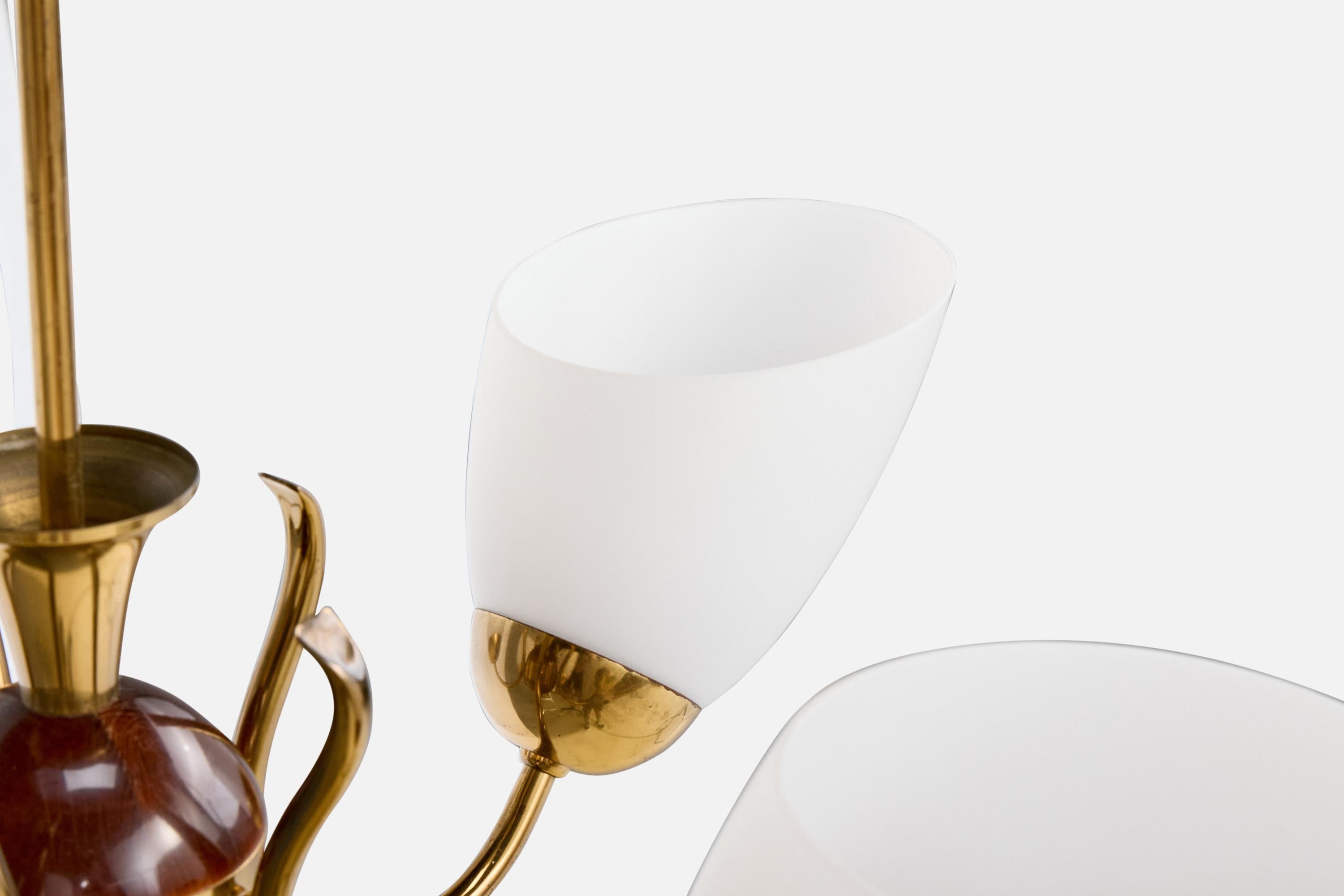 Bois Designer suédois, lustre, laiton, bois, verre, Suède, années 1950 en vente