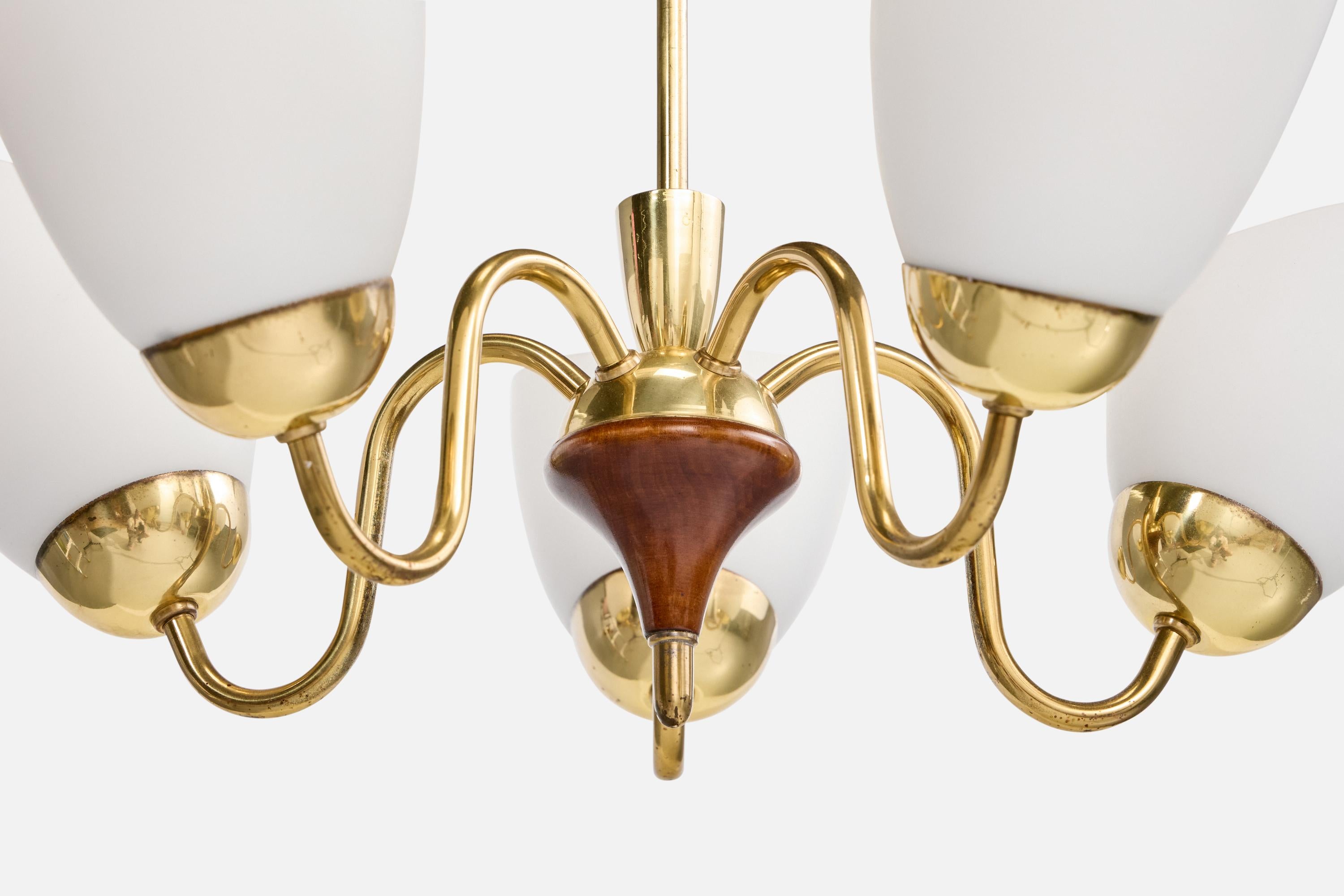 Laiton Designer suédois, lustre, laiton, bois, verre, Suède, années 1950 en vente