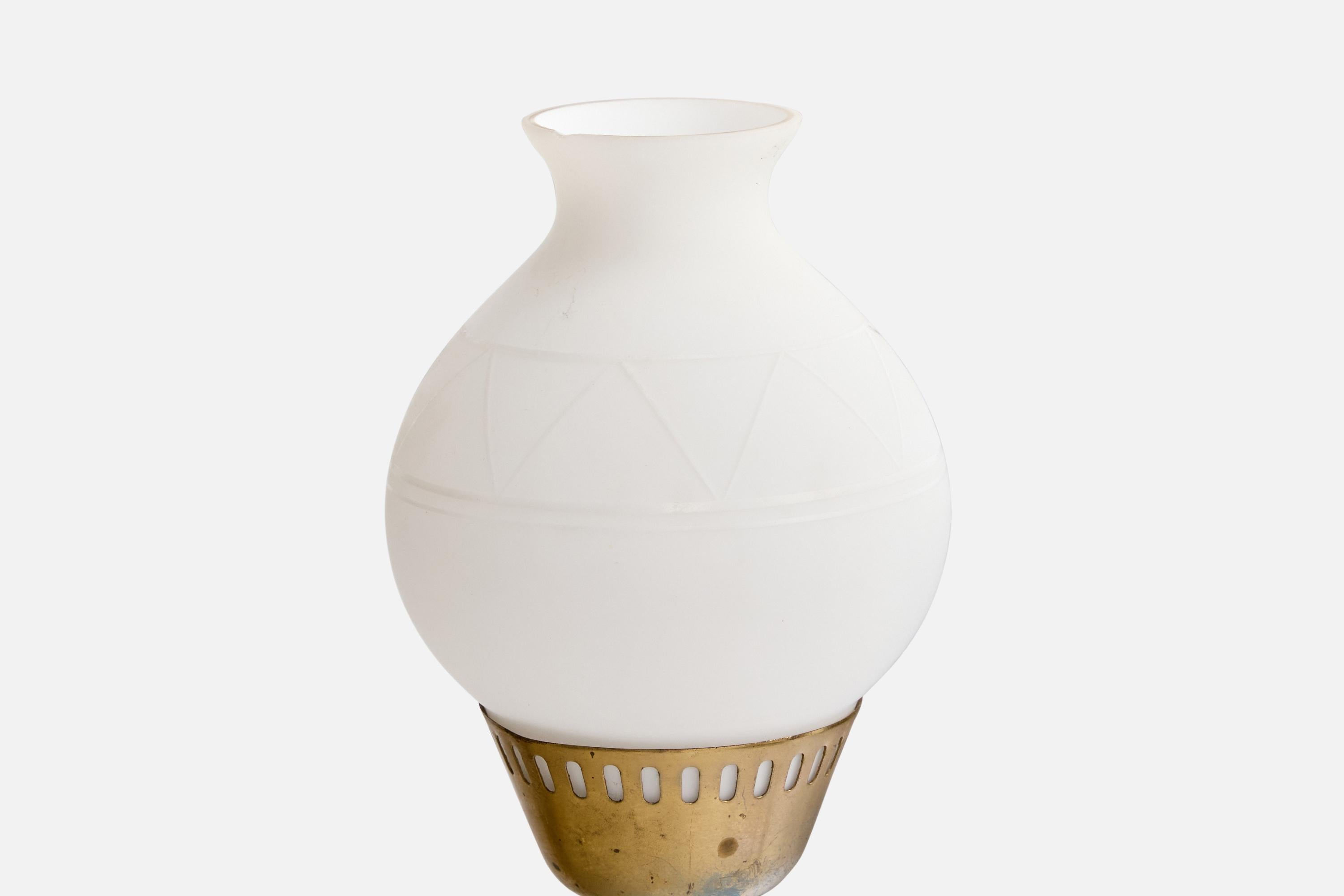 Laiton Designer suédois, lustre, laiton, bois, verre, Suède, années 1950 en vente