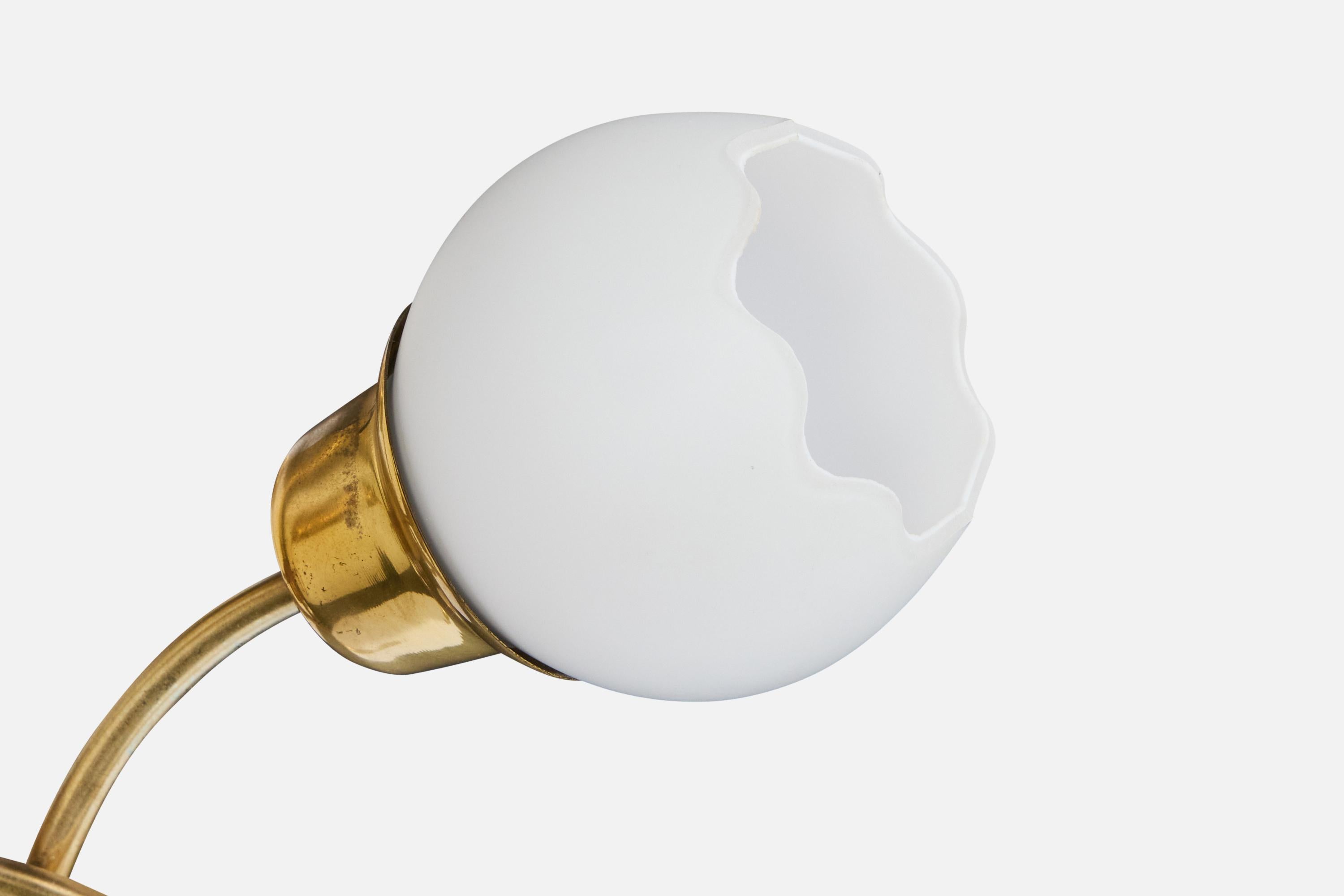 Laiton Designer suédois, lustre, laiton, bois, verre, Suède, années 1950 en vente