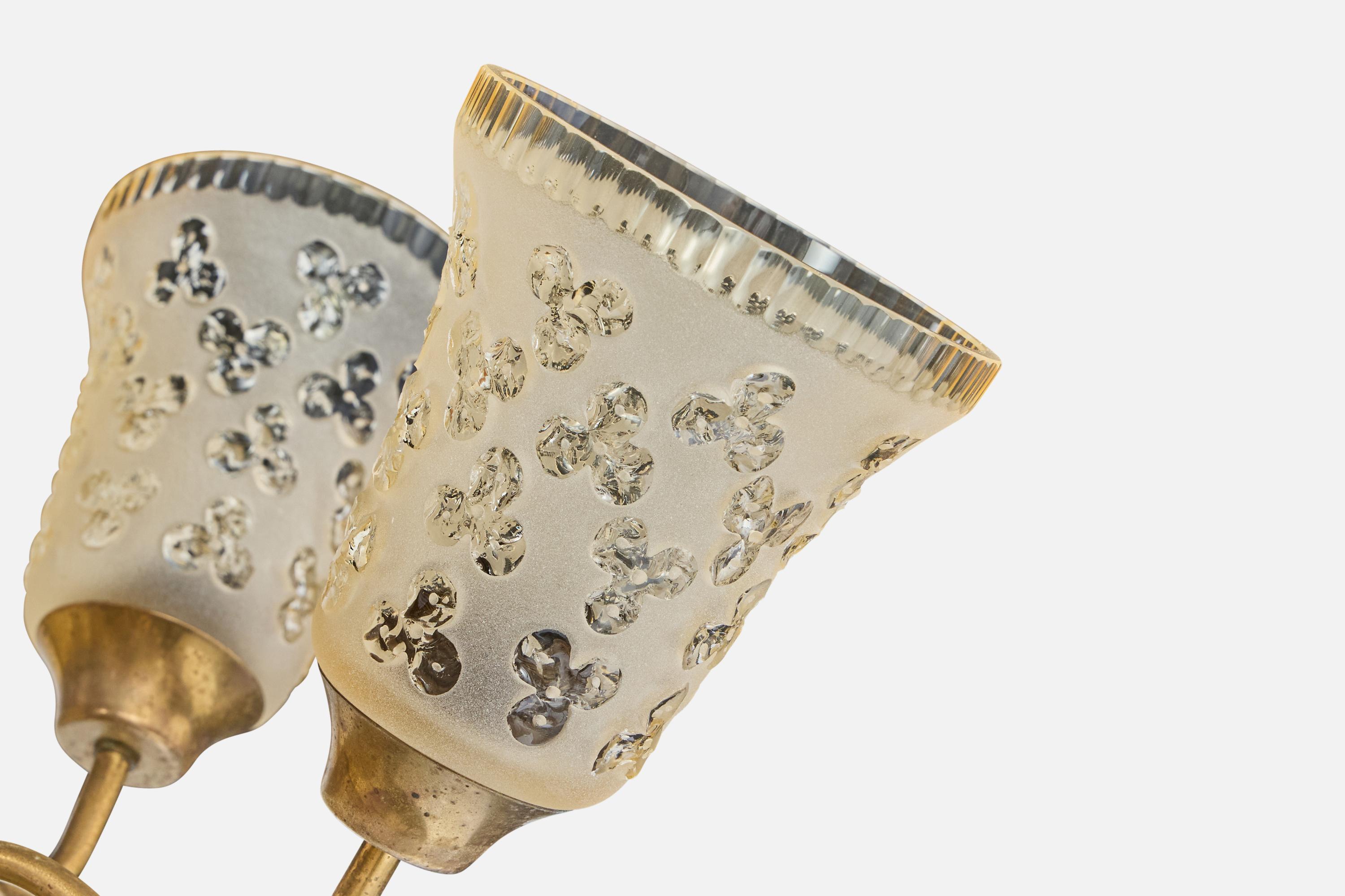 Laiton Designer suédois, lustre, laiton, bois, verre, Suède, années 1950 en vente