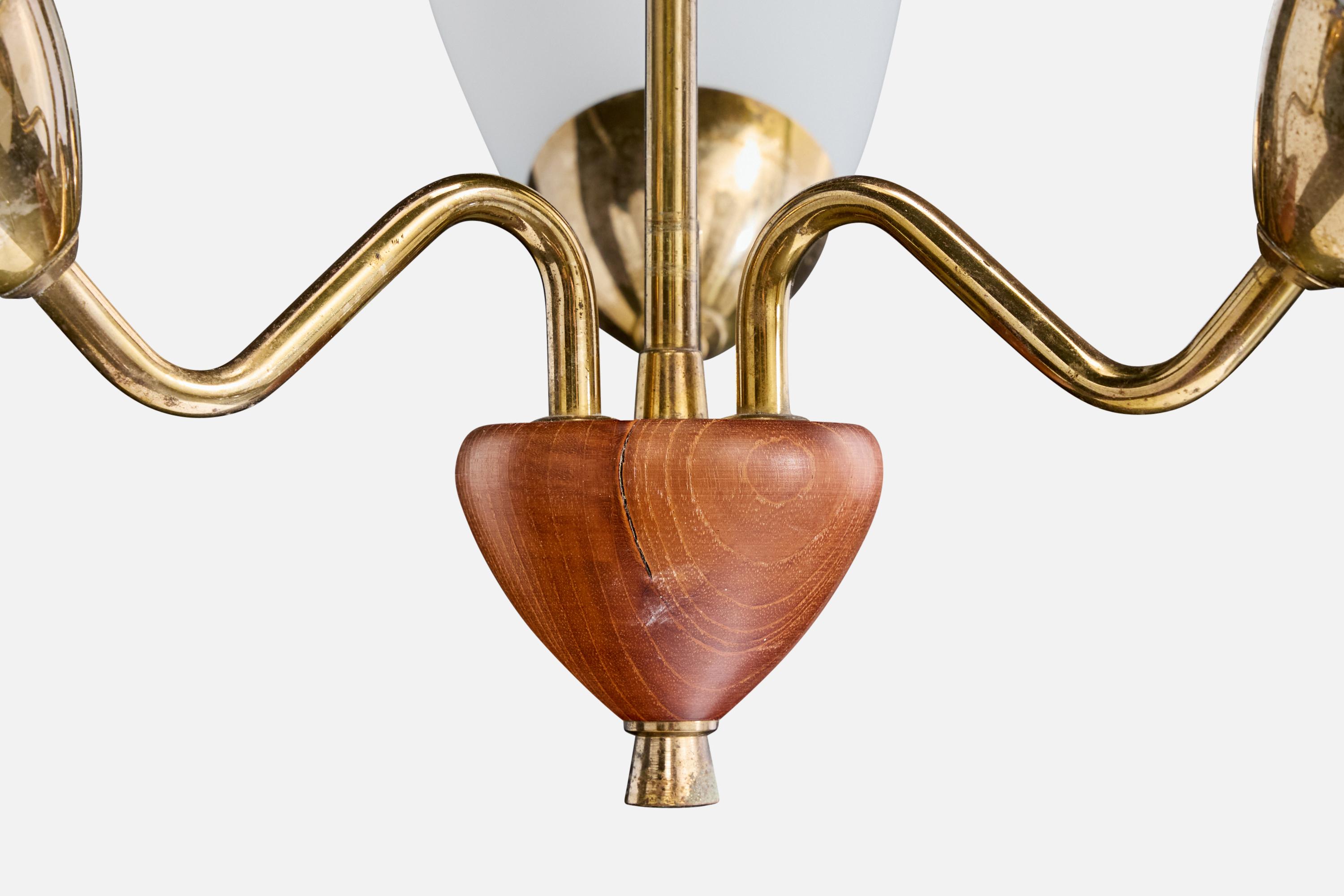 Laiton Designer suédois, lustre, laiton, bois, verre, Suède, années 1950 en vente