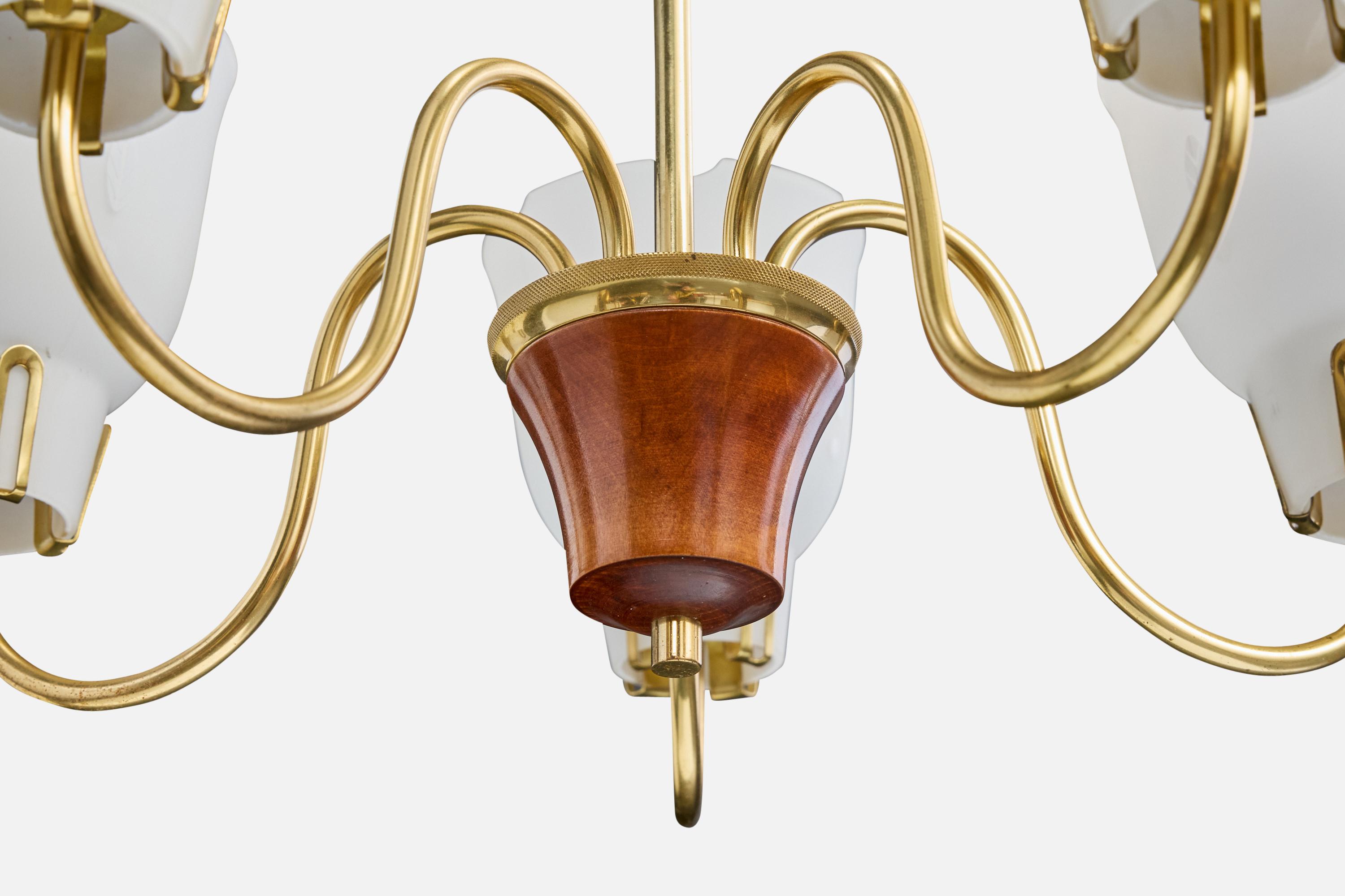 Laiton Designer suédois, lustre, laiton, bois, verre, Suède, années 1950 en vente