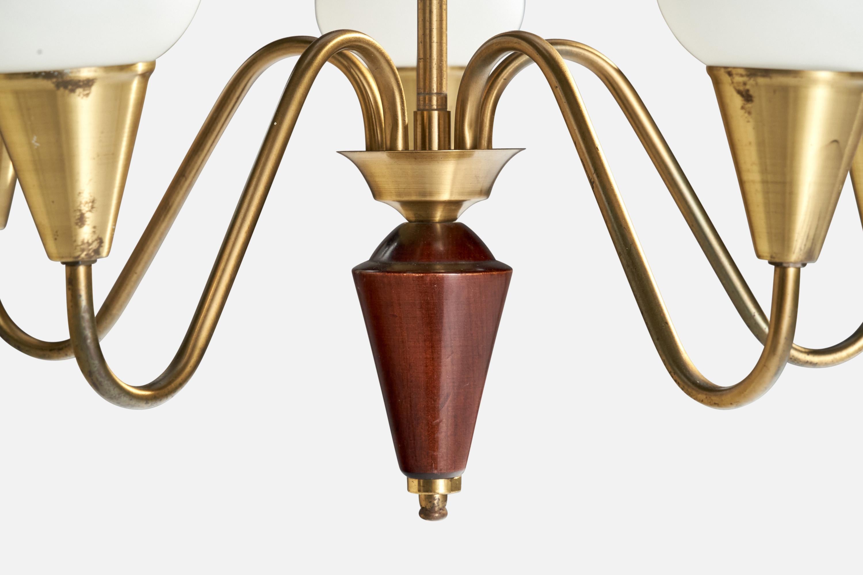 Designer suédois, lustre, laiton, bois, verre, Suède, années 1950 en vente 1