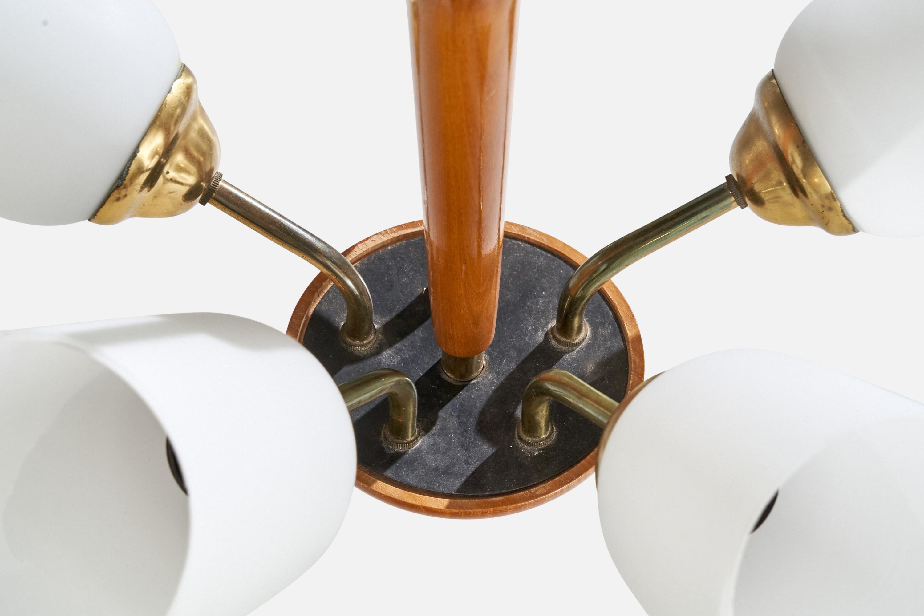 Designer suédois, lustre, laiton, bois, verre, Suède, années 1950 en vente 1