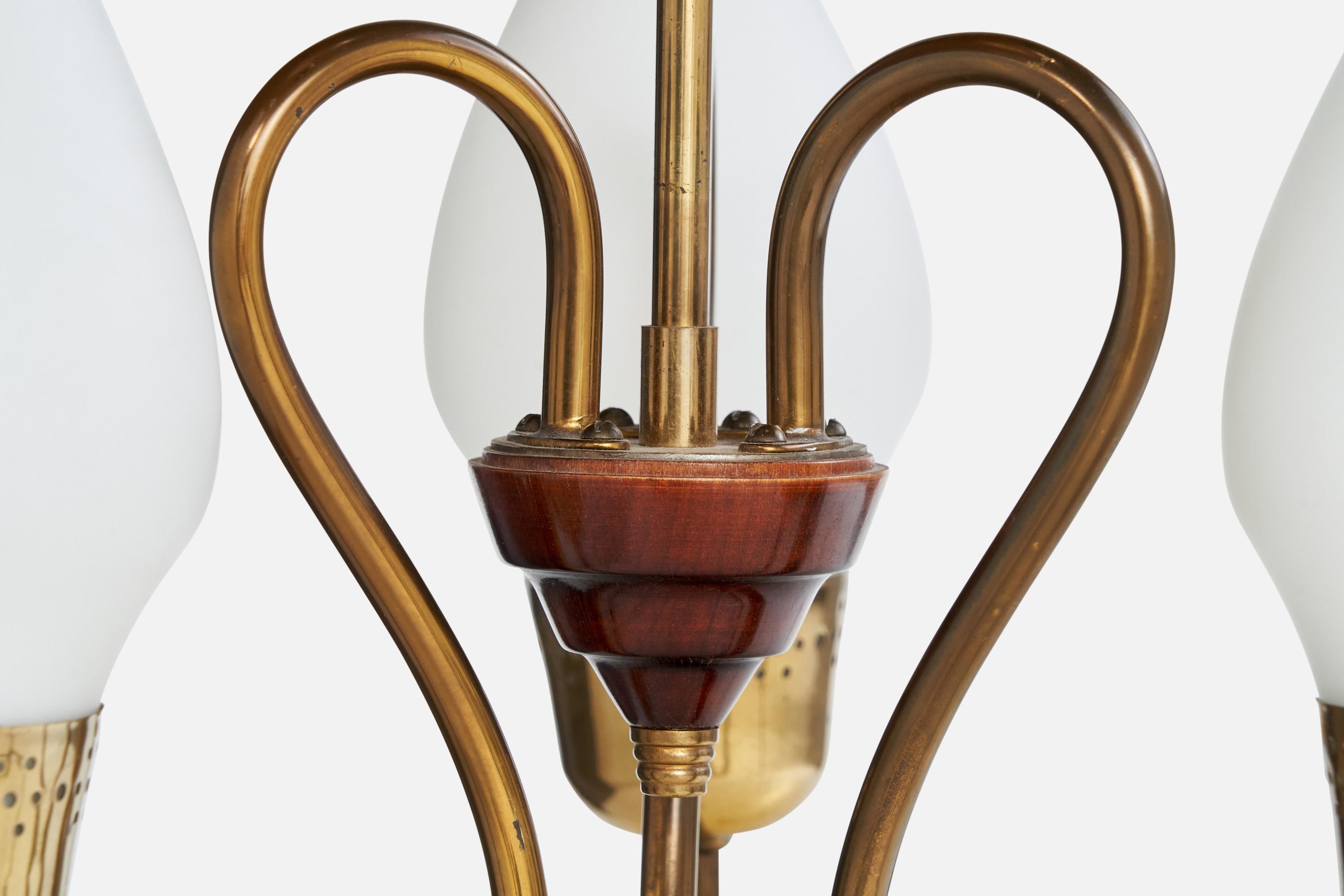 Designer suédois, lustre, laiton, bois, verre, Suède, années 1950 en vente 1