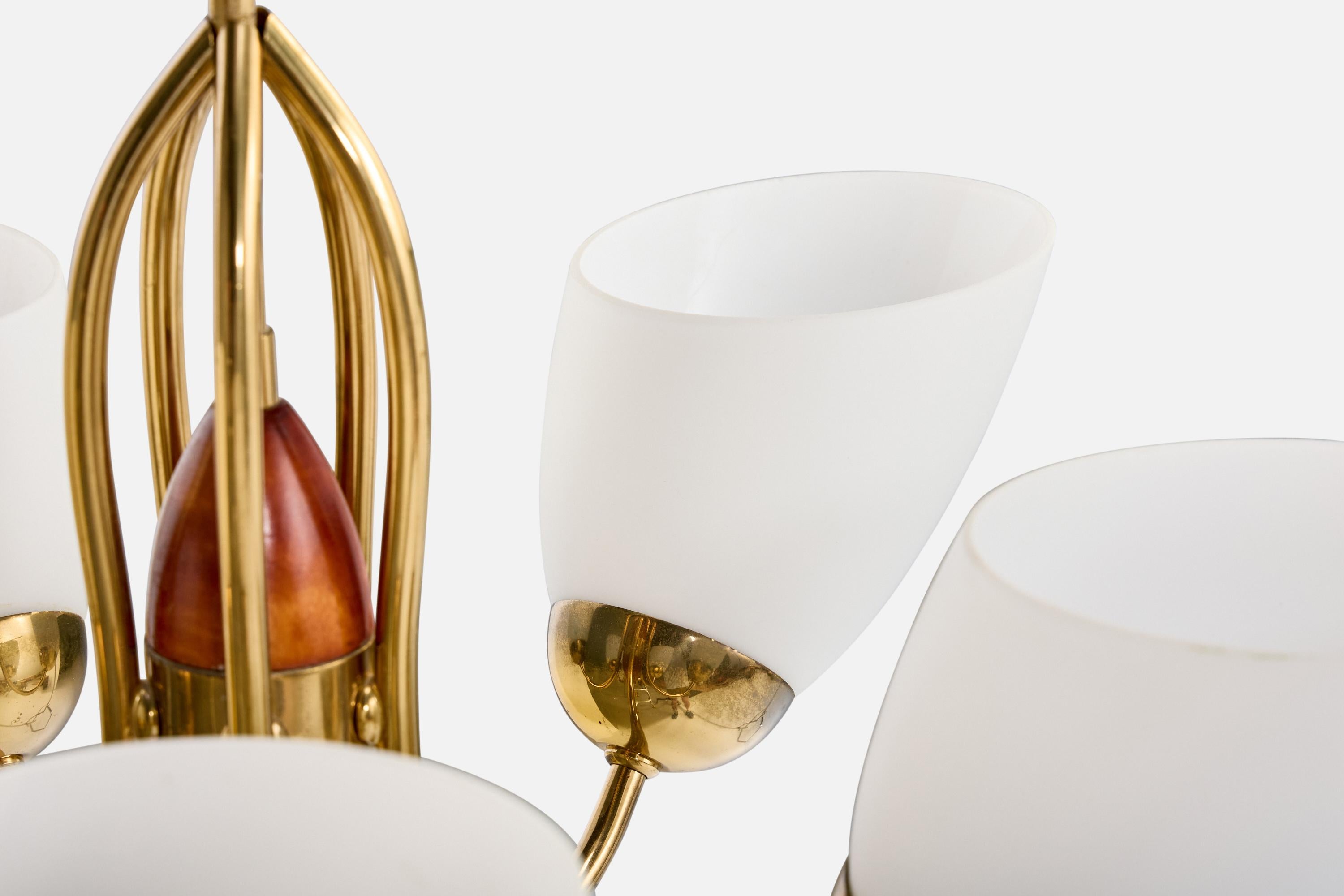 Designer suédois, lustre, laiton, bois, verre, Suède, années 1950 en vente 1