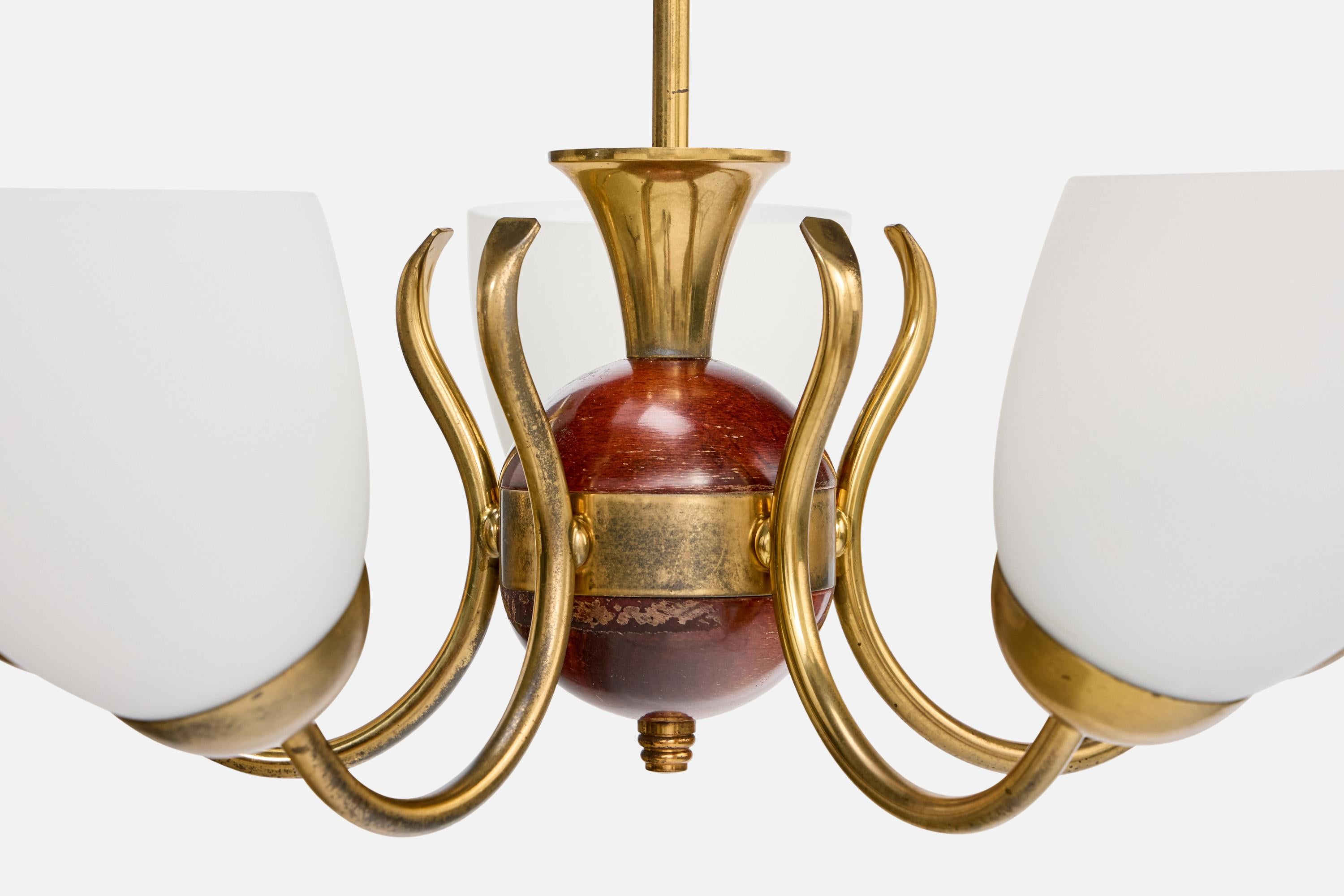 Designer suédois, lustre, laiton, bois, verre, Suède, années 1950 en vente 1