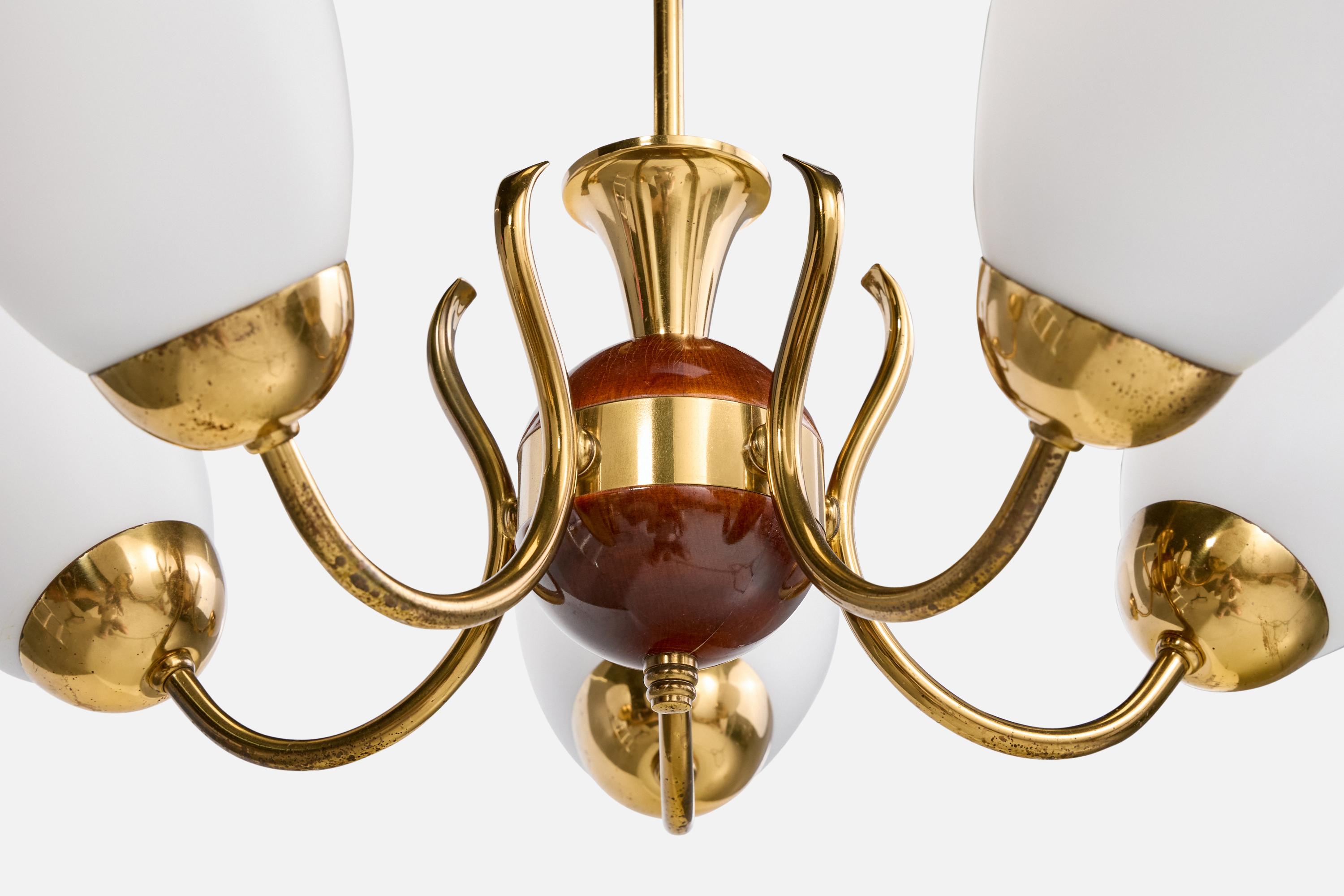 Designer suédois, lustre, laiton, bois, verre, Suède, années 1950 en vente 1