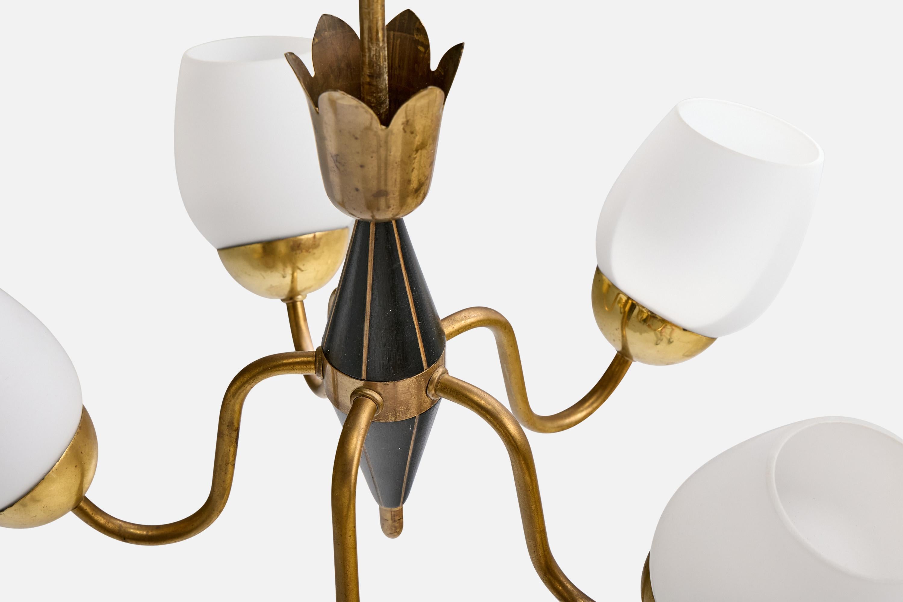 Designer suédois, lustre, laiton, bois, verre, Suède, années 1950 en vente 1