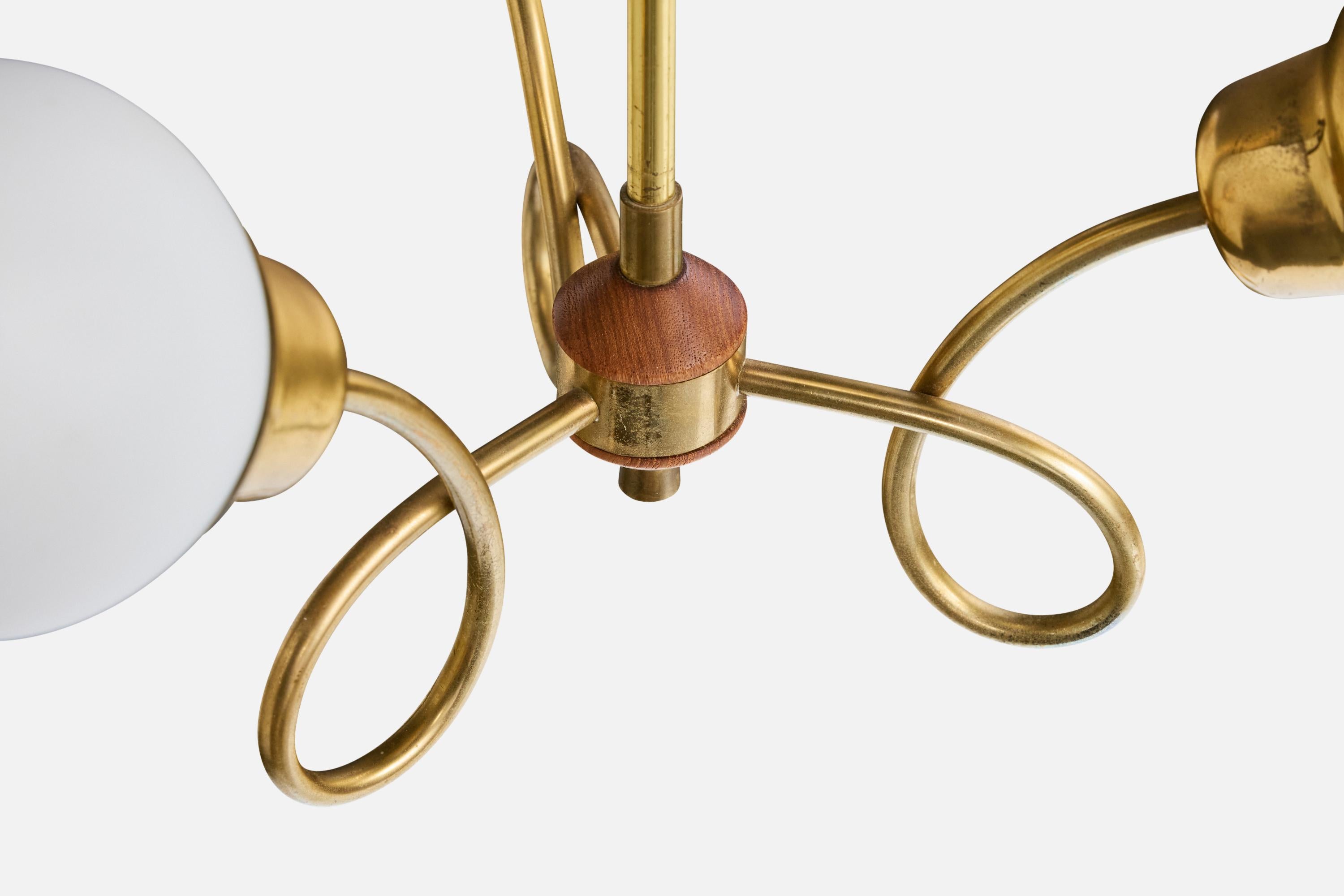 Designer suédois, lustre, laiton, bois, verre, Suède, années 1950 en vente 1