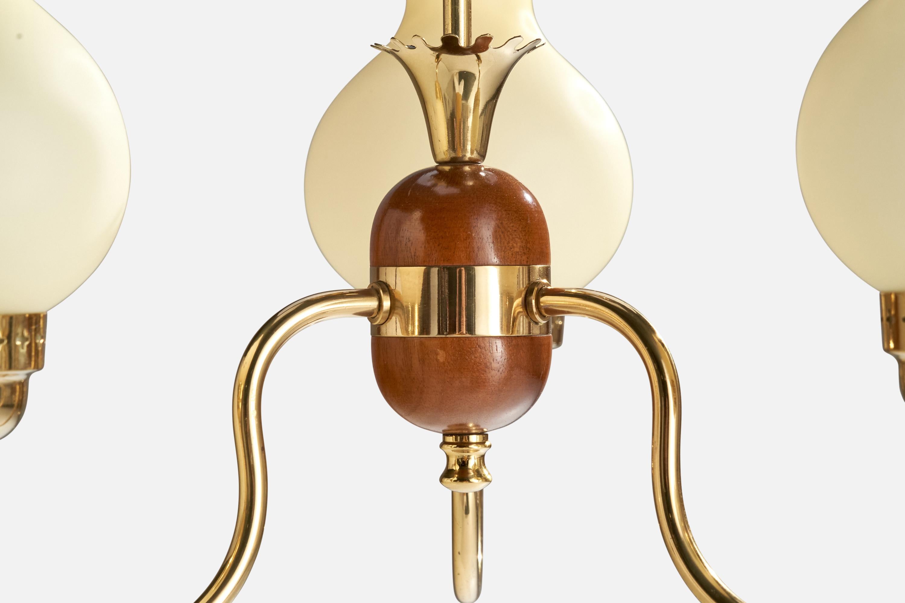 Designer suédois, lustre, laiton, bois, verre, Suède, années 1950 en vente 2