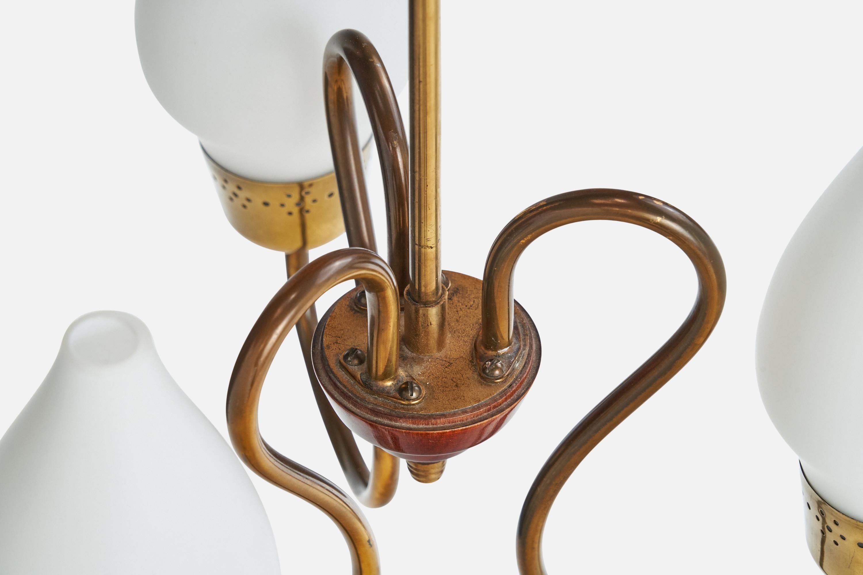Designer suédois, lustre, laiton, bois, verre, Suède, années 1950 en vente 2